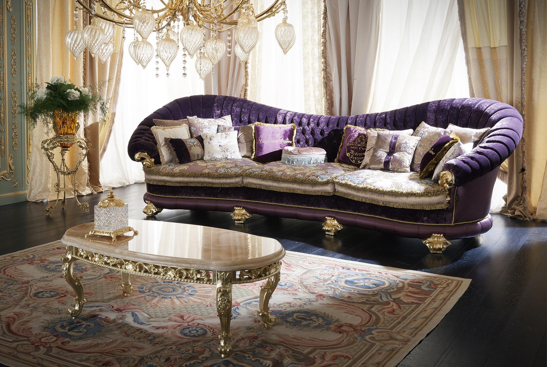 Magnifique table basse ovale fabriquée à la main par le producteur italien Modenese Luxury Interiors. Chaque élément de ce produit est unique : sa surface supérieure en onyx miel à double arête, la structure en bois élégamment conçue et la finition