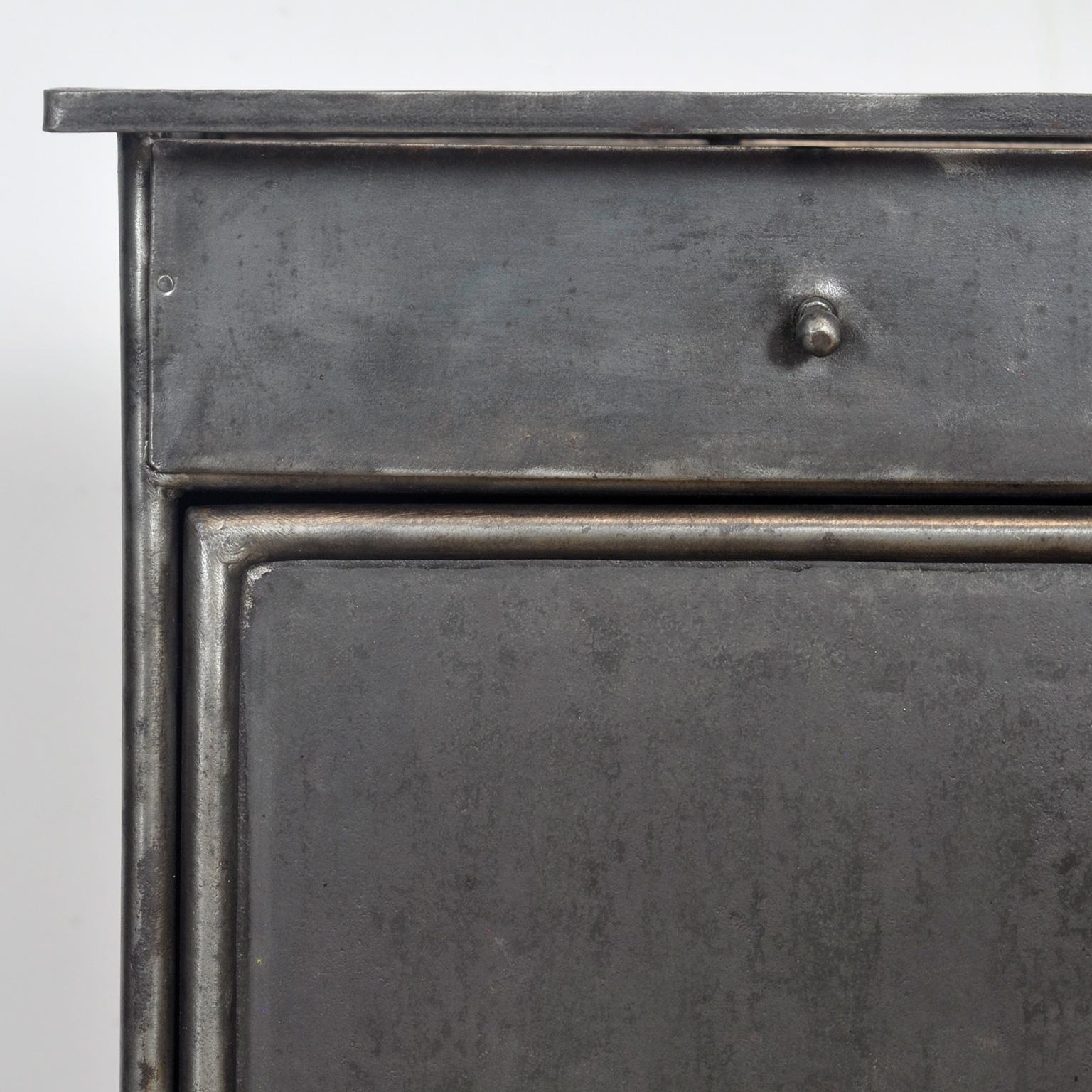 Polished Iron Bedside Table, 1910s en vente 4