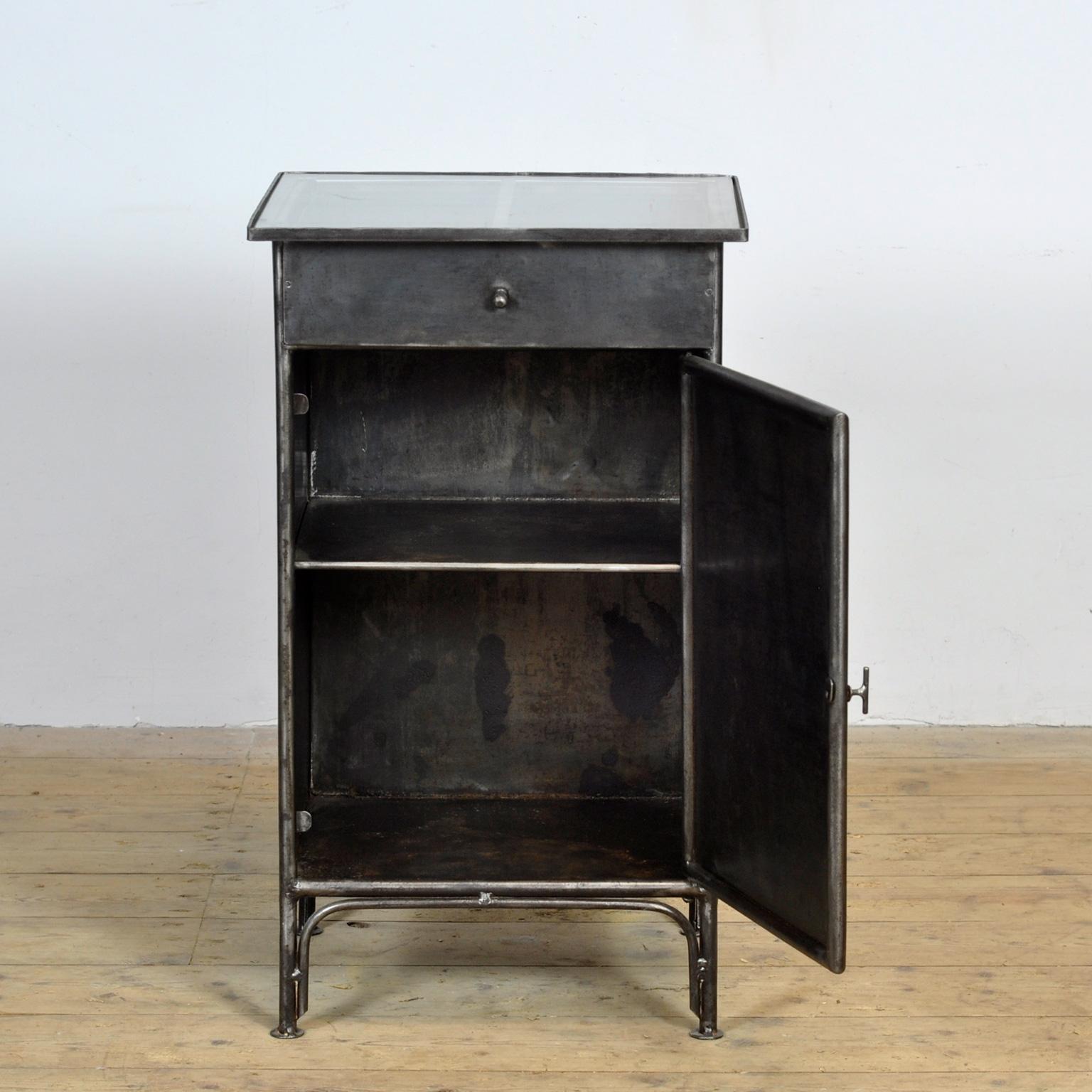 Polished Iron Bedside Table, 1910s Bon état - En vente à Amsterdam, Noord Holland