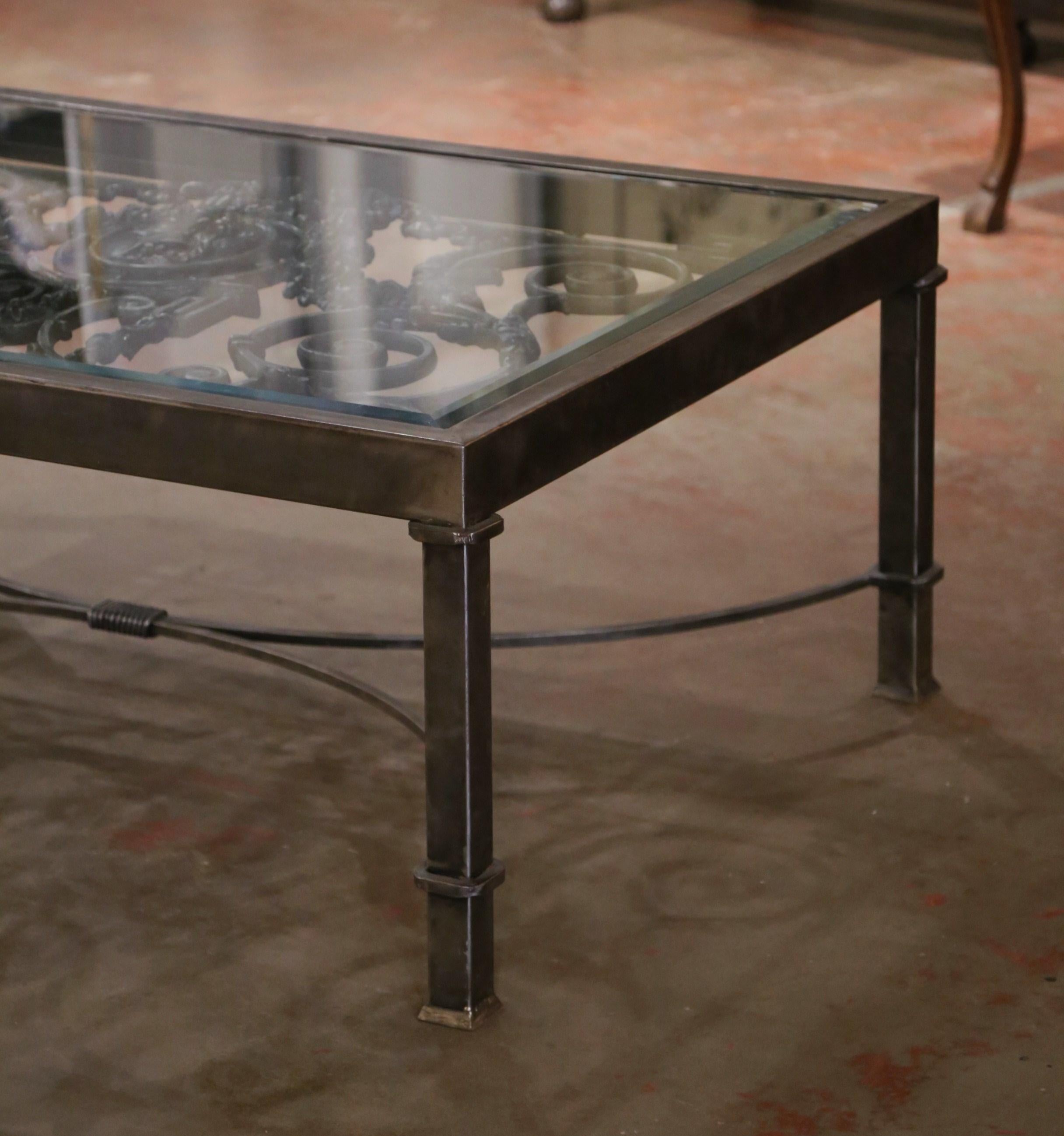 Forgé Table basse construite avec un balcon du 19ème siècle et un plateau en verre biseauté en vente