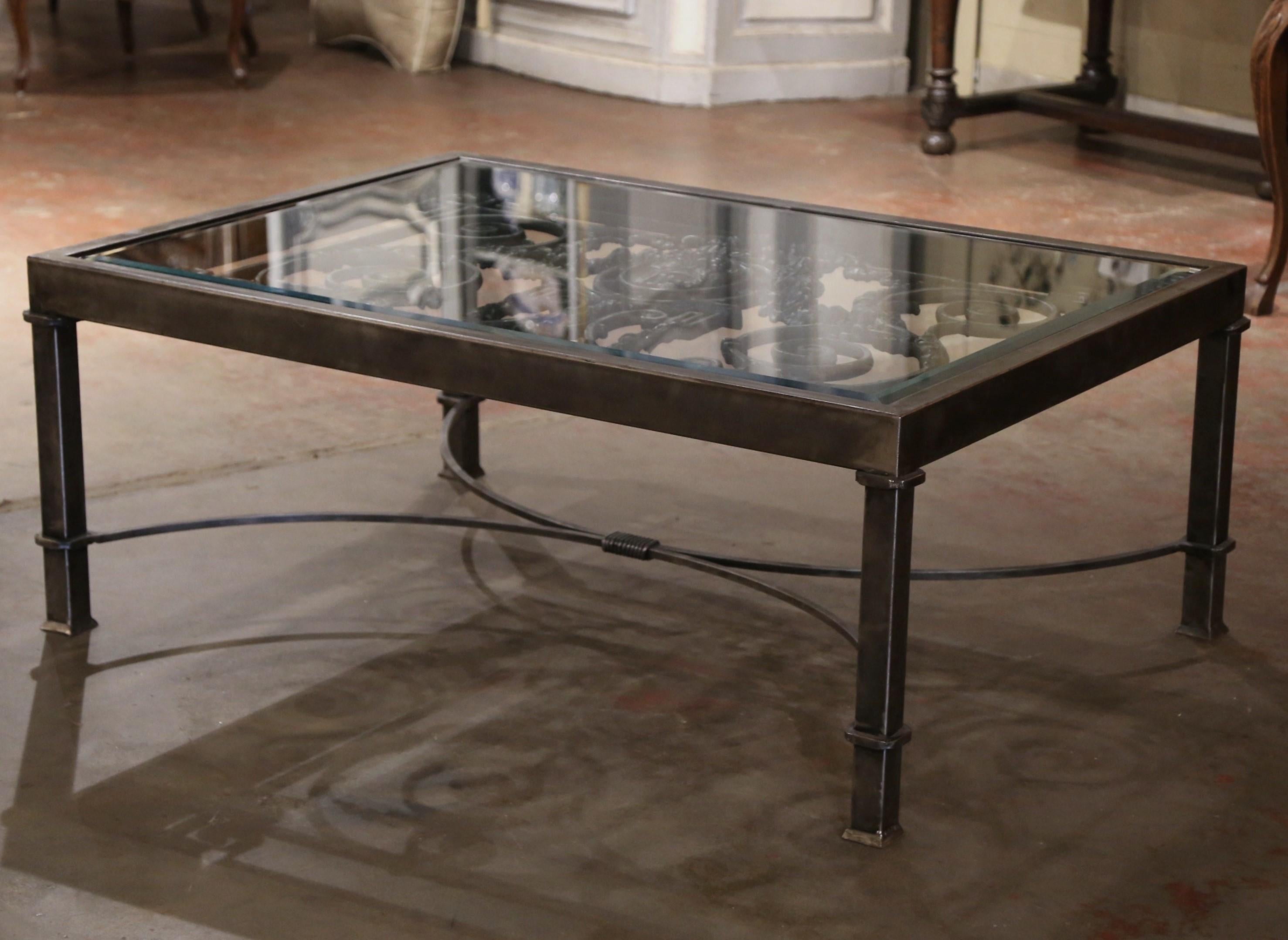 Table basse construite avec un balcon du 19ème siècle et un plateau en verre biseauté Excellent état - En vente à Dallas, TX