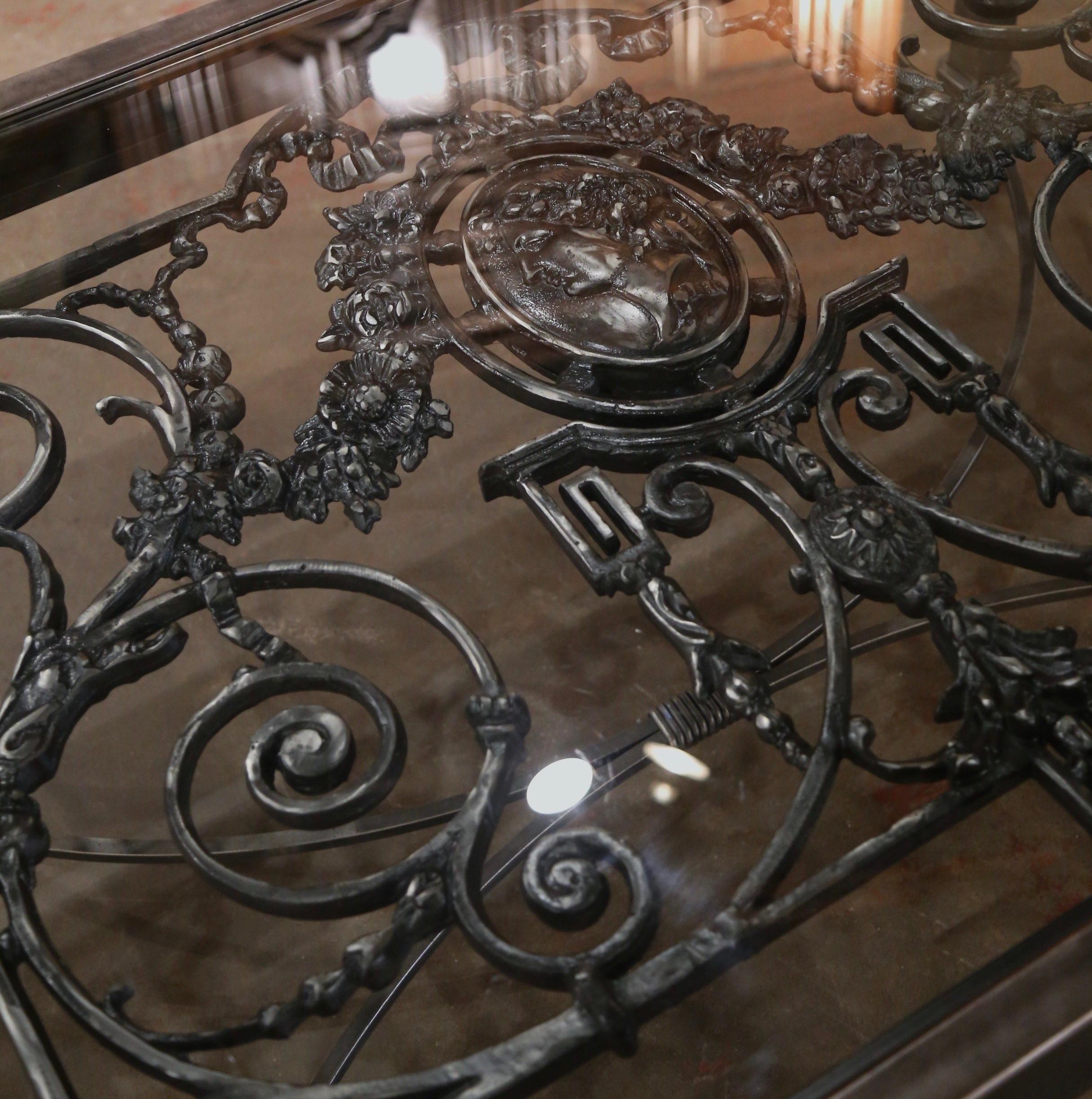 Verre Table basse construite avec un balcon du 19ème siècle et un plateau en verre biseauté en vente