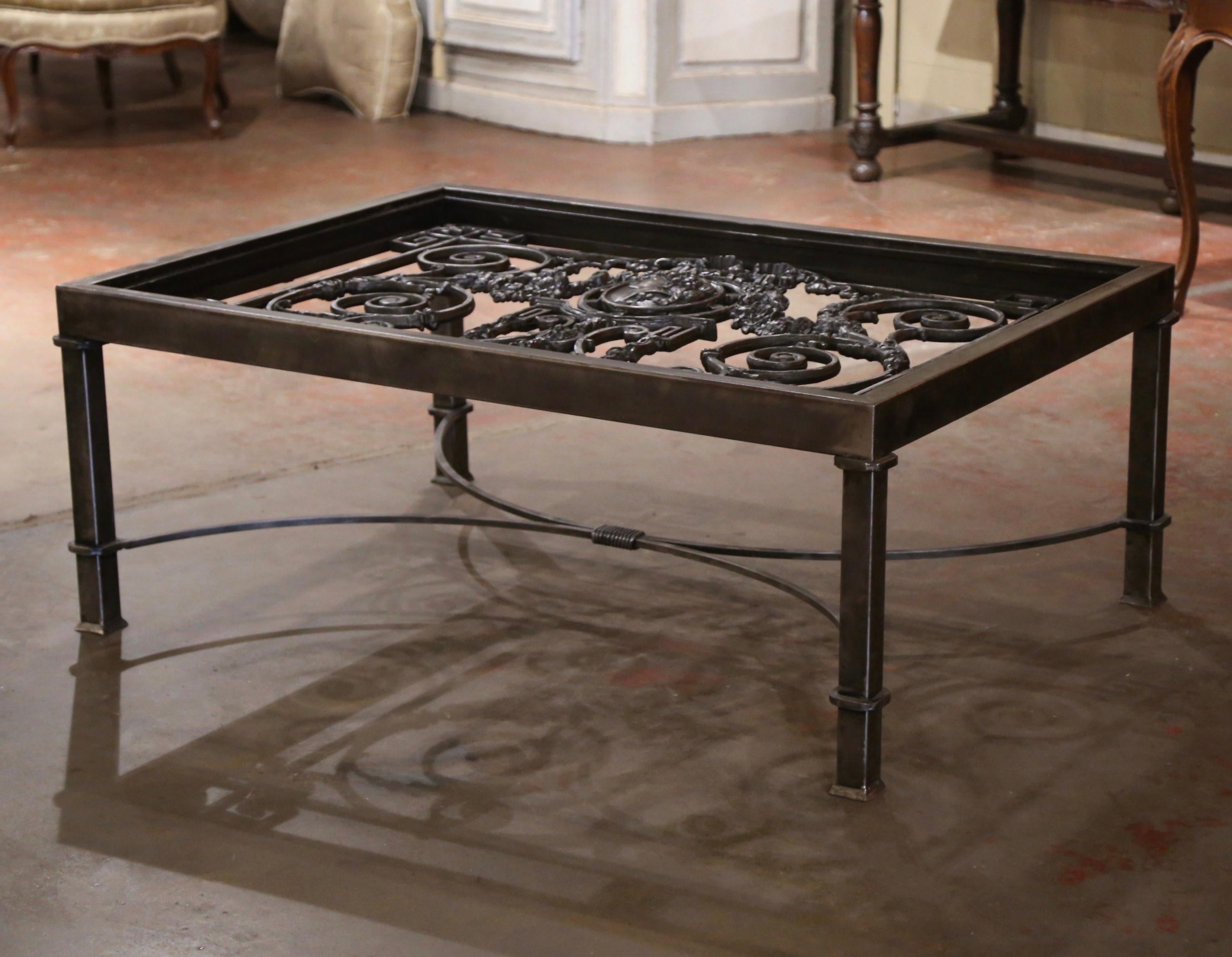 Table basse construite avec un balcon du 19ème siècle et un plateau en verre biseauté en vente 2