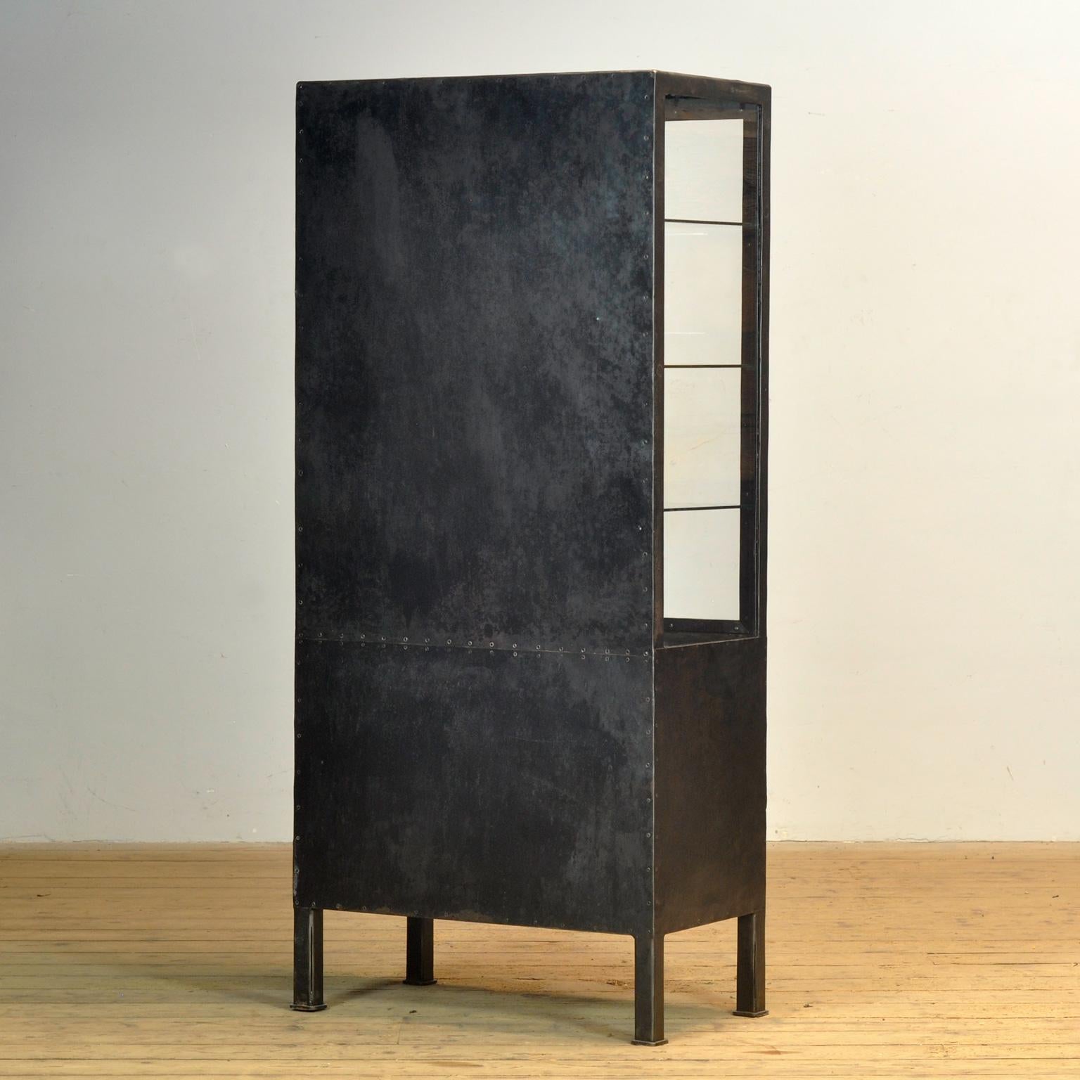 Cabinet médical en fer poli, années 1920 en vente 6