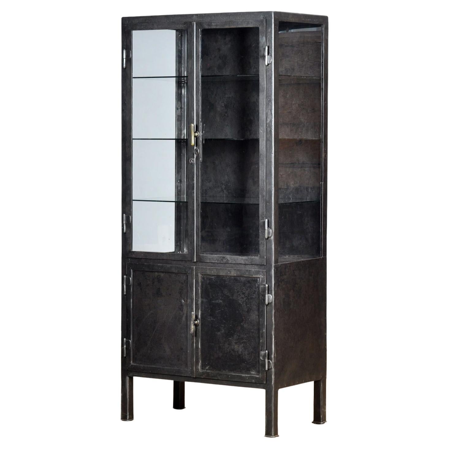 Medizinischer Schrank aus poliertem Eisen, 1920er Jahre