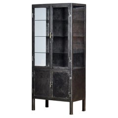 Medizinischer Schrank aus poliertem Eisen, 1920er Jahre