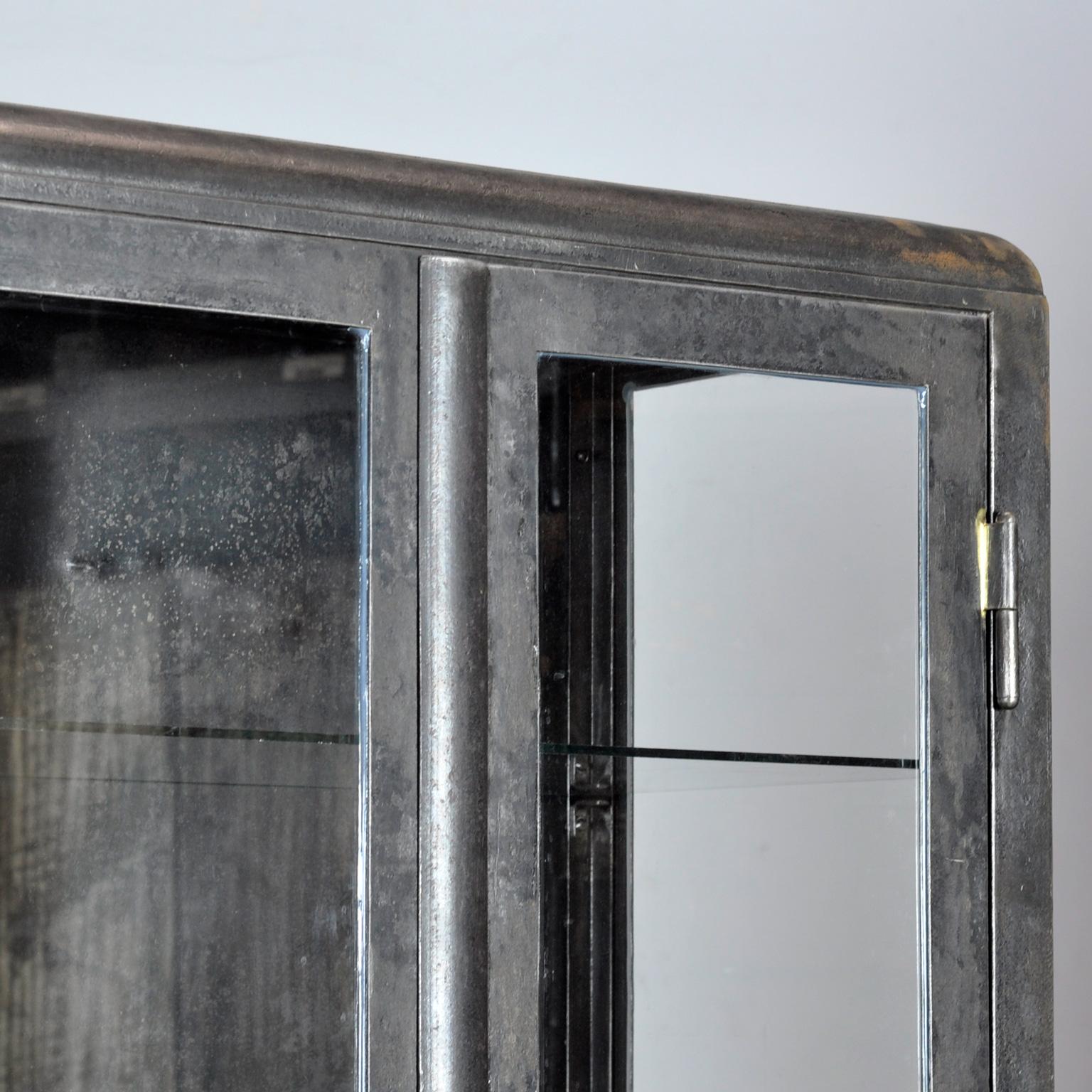Gabinete médico de hierro pulido, años 1930 en venta 2