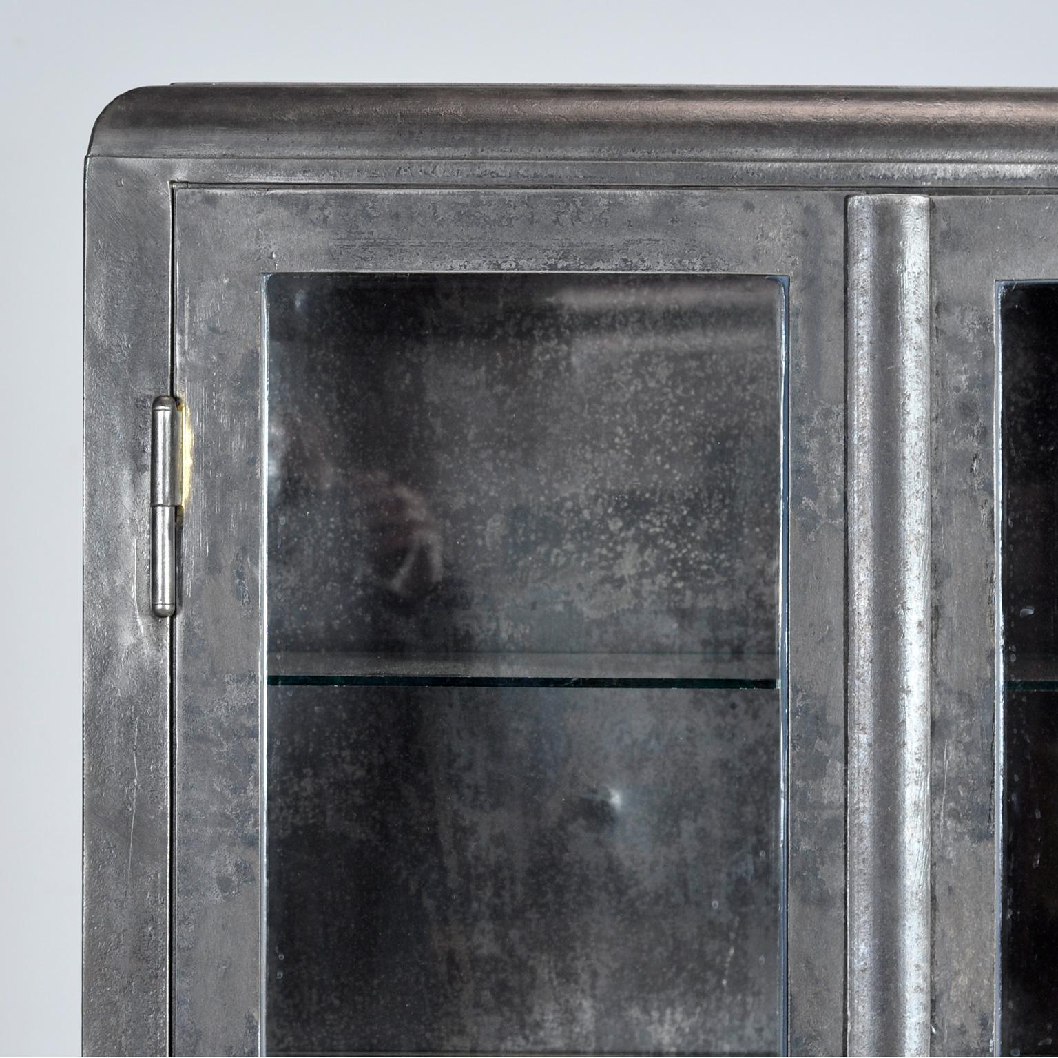 Gabinete médico de hierro pulido, años 1930 en venta 3