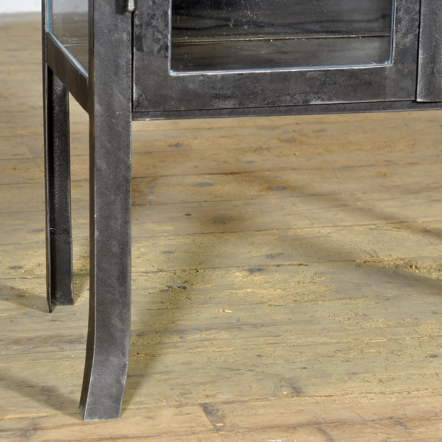 Gabinete médico de hierro pulido, años 1930 en venta 4