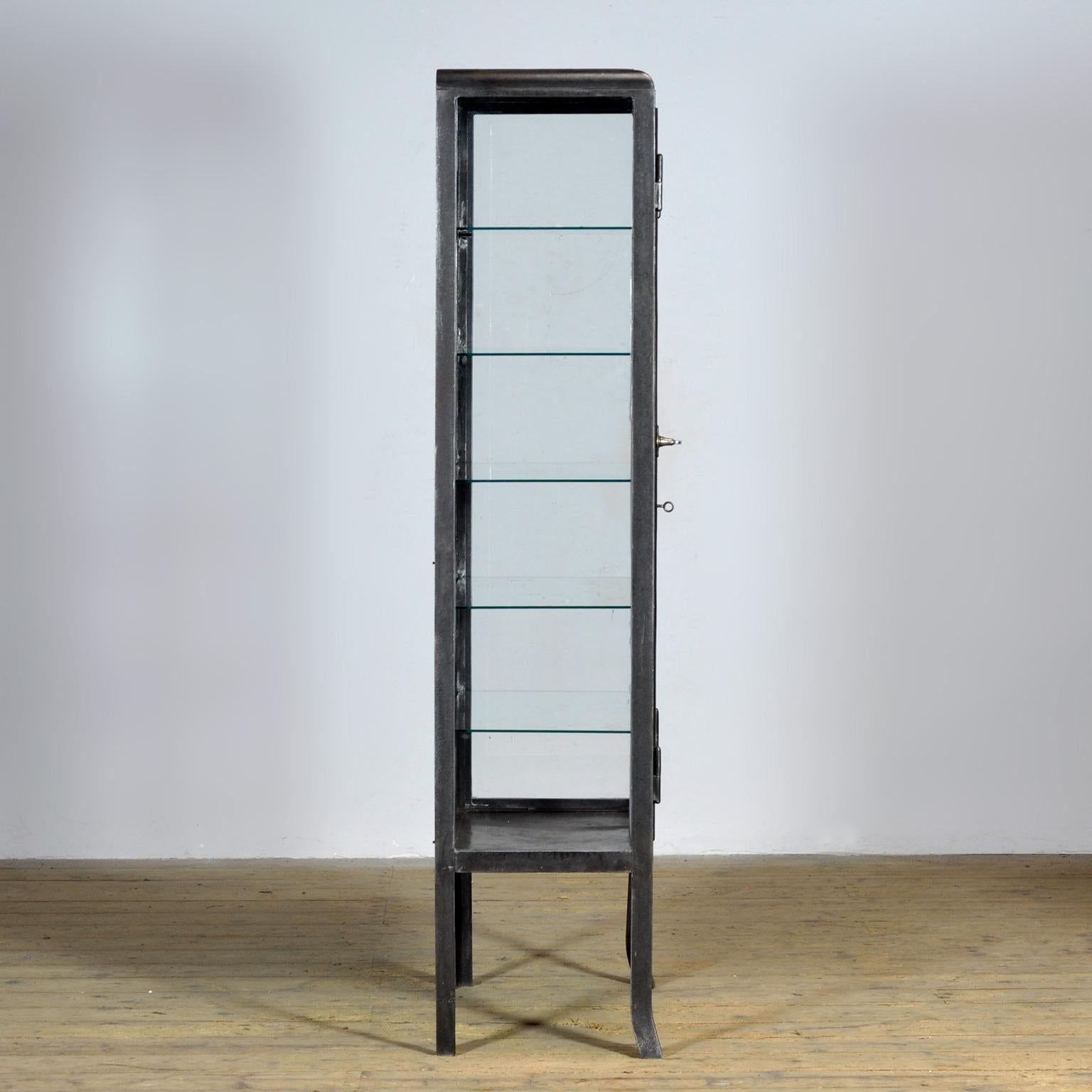 Gabinete médico de hierro pulido, años 1930 en venta 5