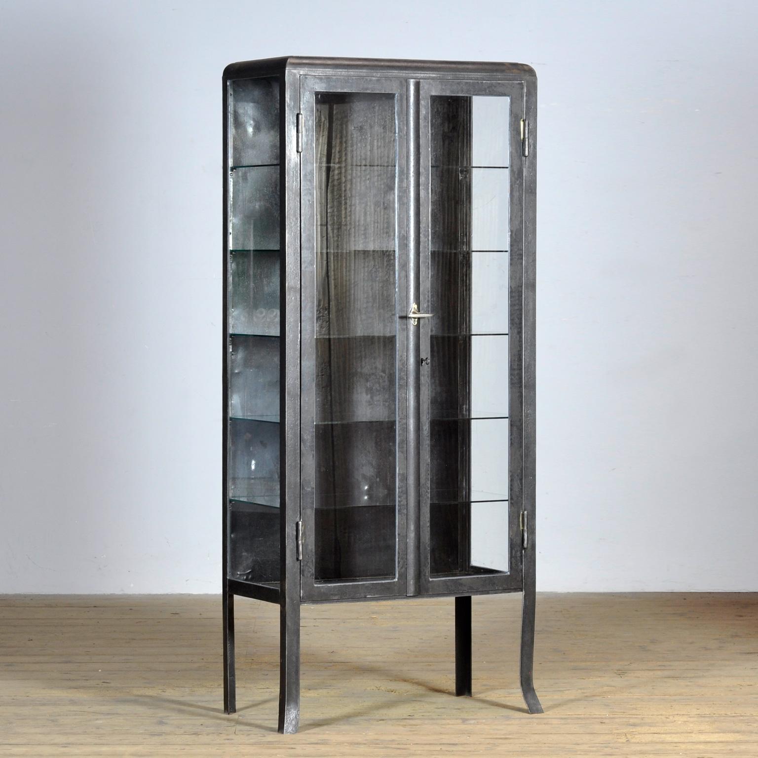 Gabinete médico de hierro pulido, años 1930 Industrial en venta