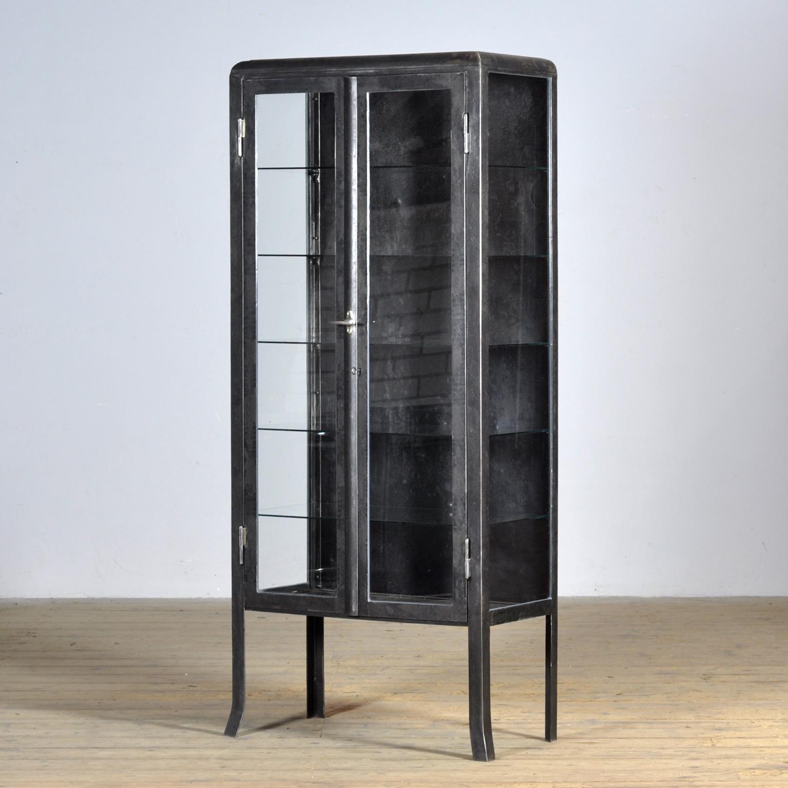 Gabinete médico de hierro pulido, años 1930 Húngaro en venta