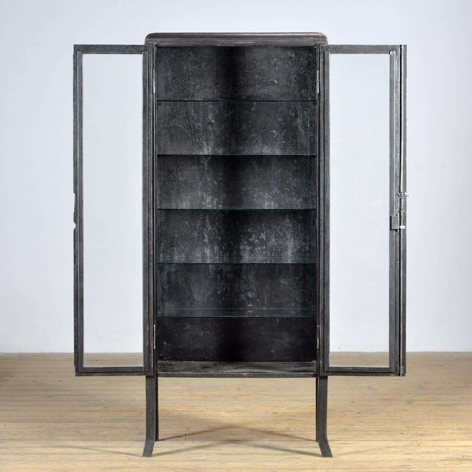 Gabinete médico de hierro pulido, años 1930 Pulido en venta