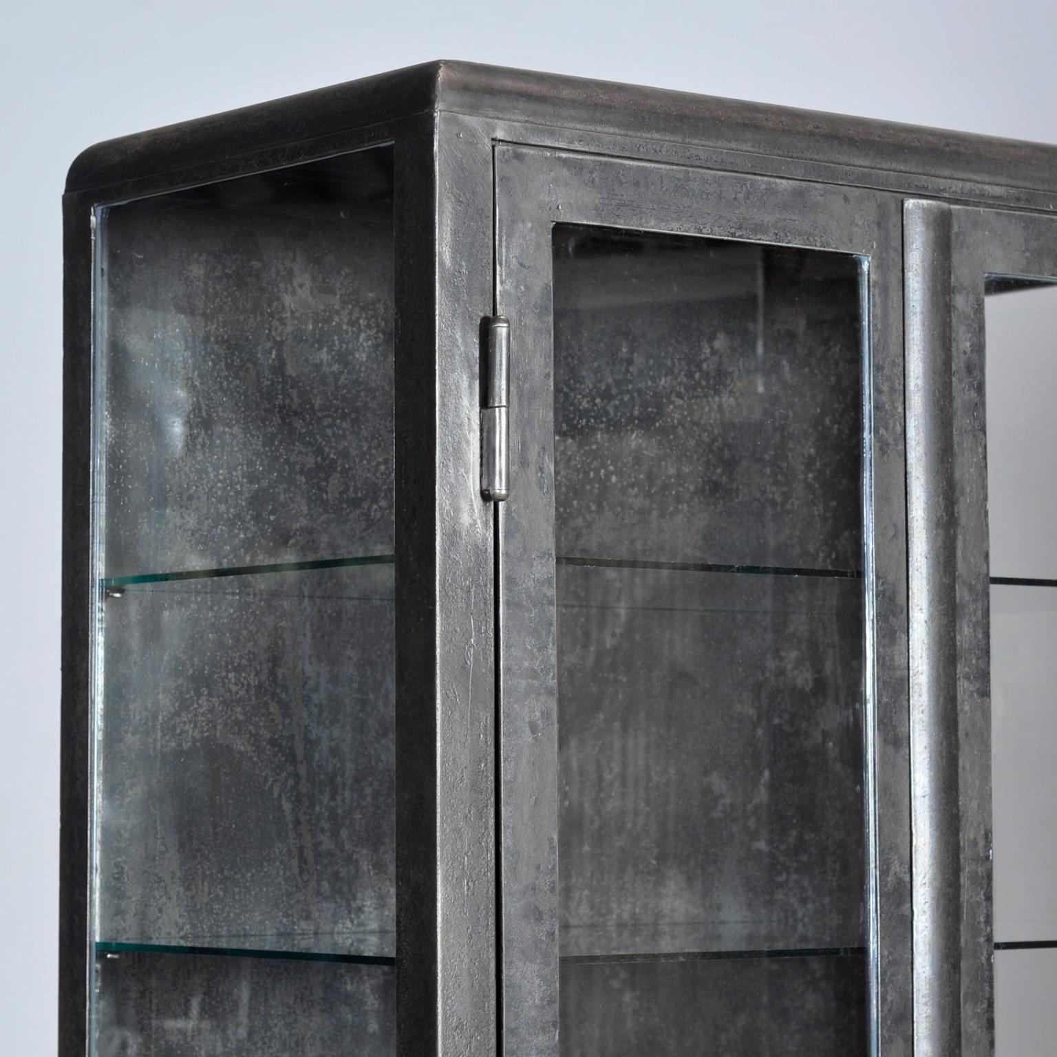 Gabinete médico de hierro pulido, años 1930 Vidrio en venta