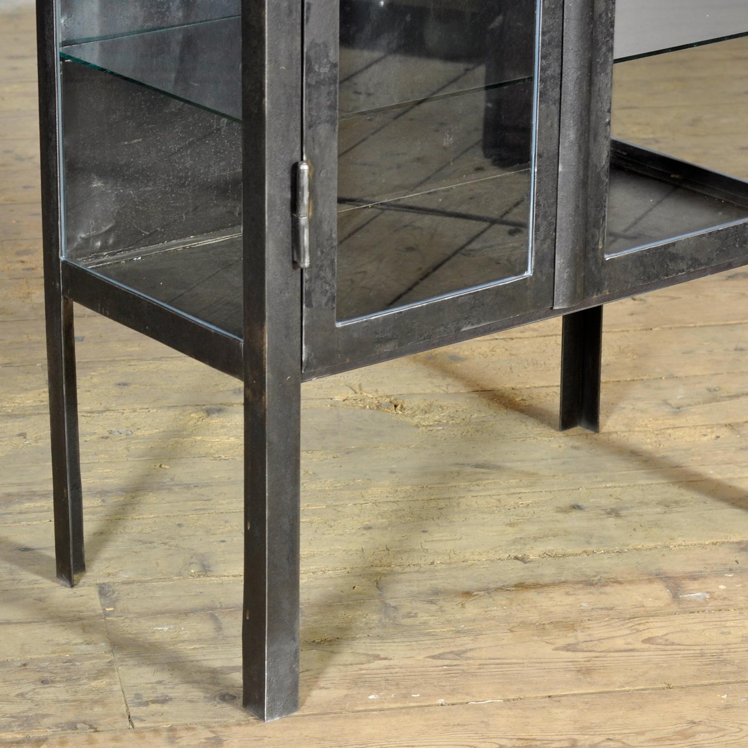 Gabinete médico de hierro pulido, años 1930 en venta 1