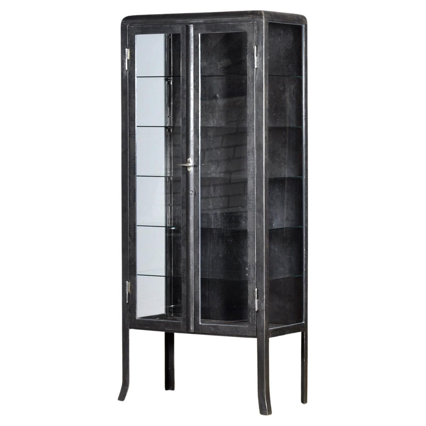 Cabinet médical en fer poli, années 1930