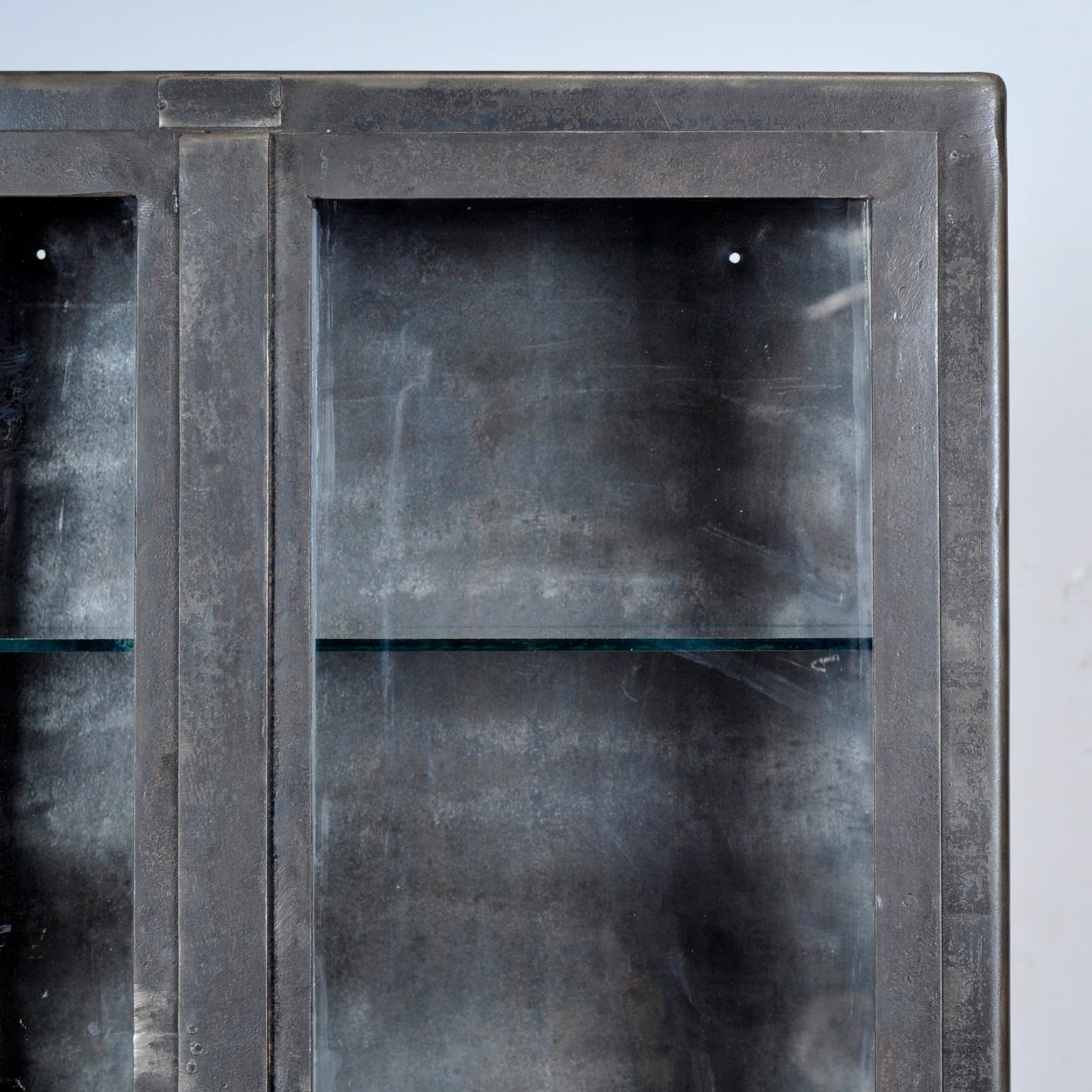 armoire médicale en fer poli, années 1950 2