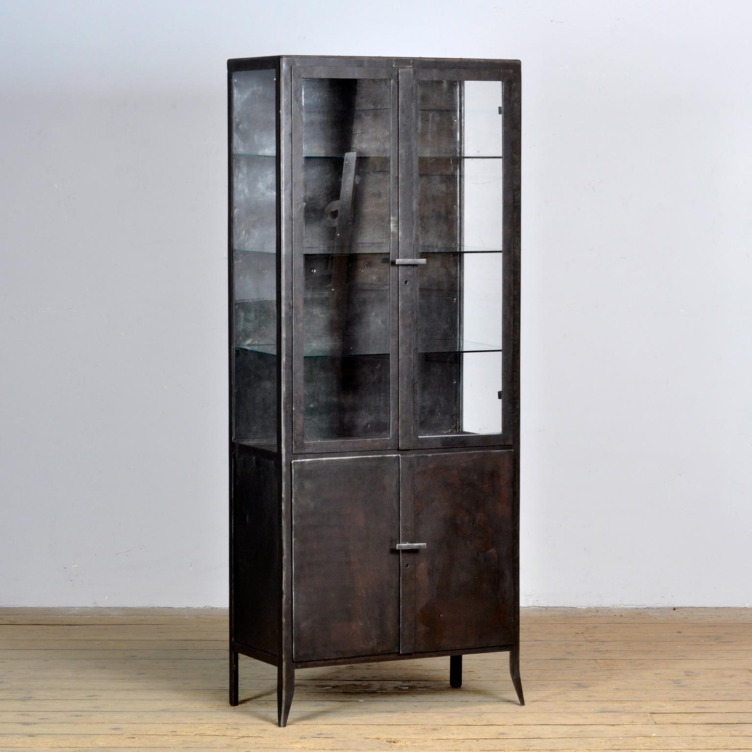 Industriel armoire médicale en fer poli, années 1950
