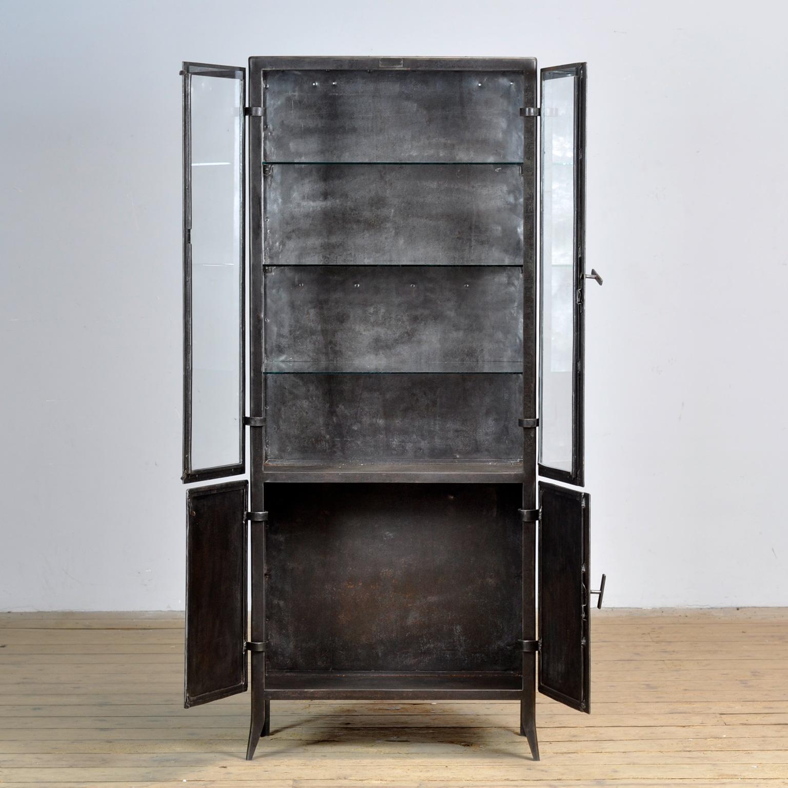 Poli armoire médicale en fer poli, années 1950