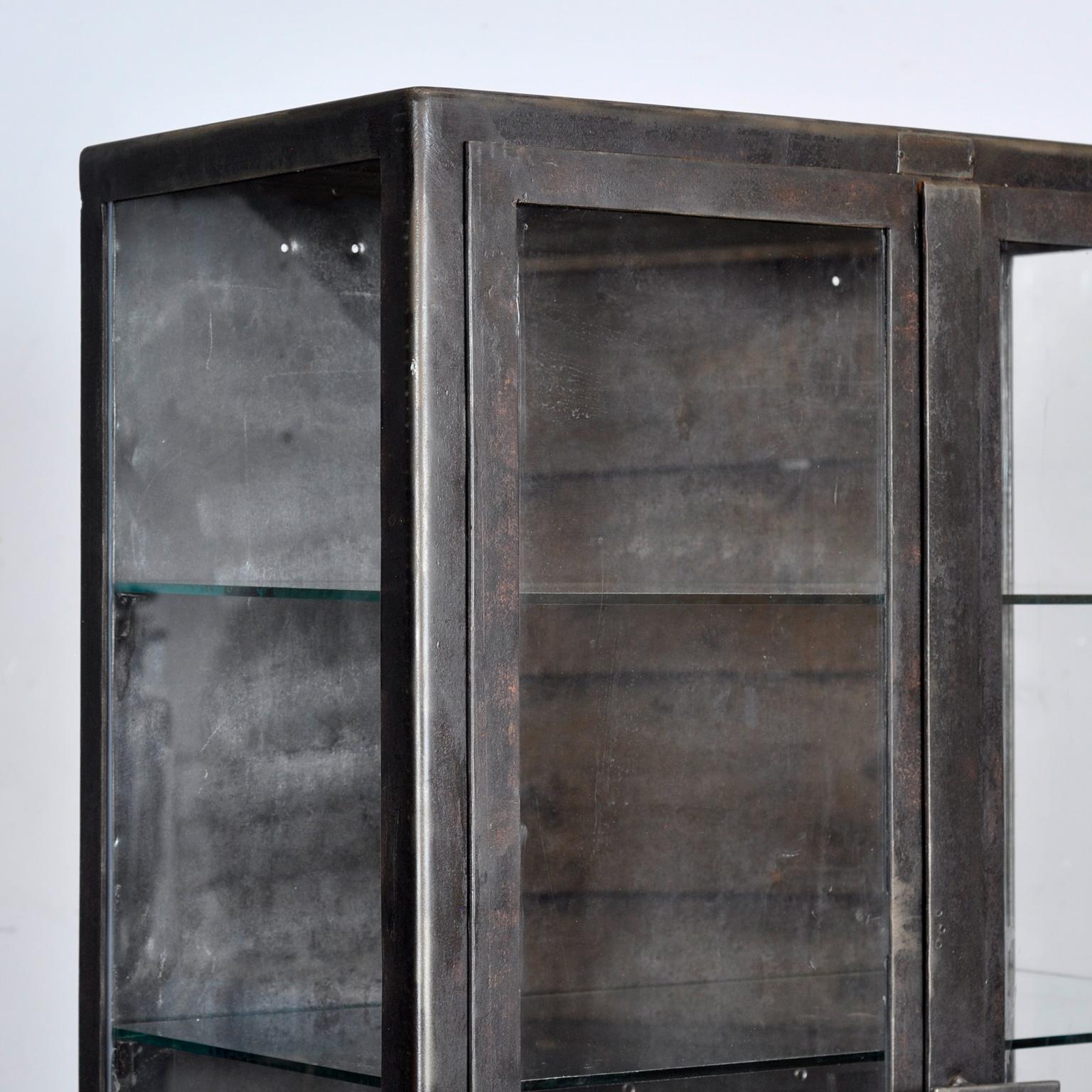 Milieu du XXe siècle armoire médicale en fer poli, années 1950