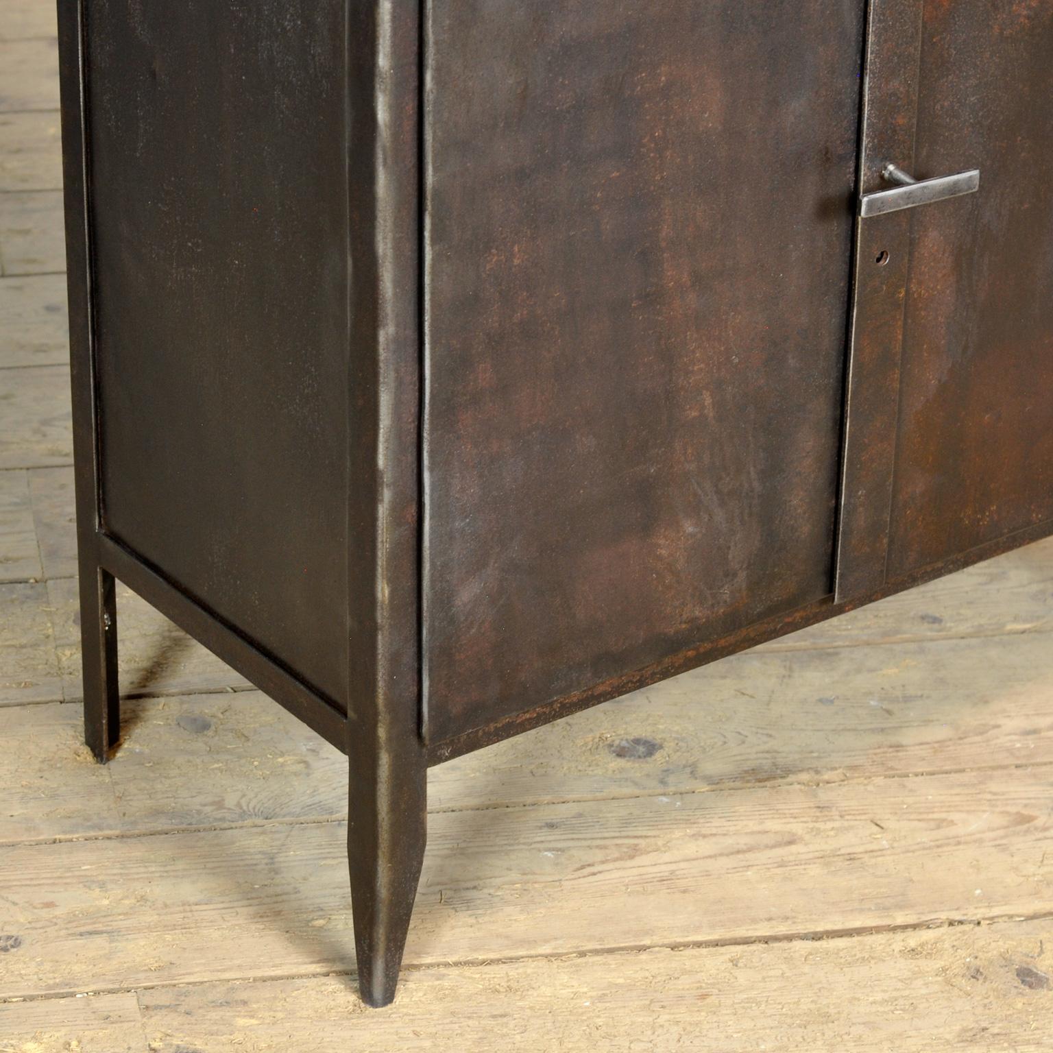 Verre armoire médicale en fer poli, années 1950