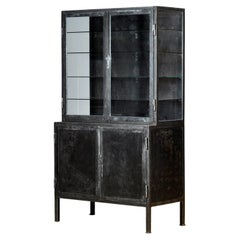 Botiquín de hierro pulido, años 30