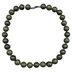 Collier vintage en perles de jade polie, fermoir en argent sterling