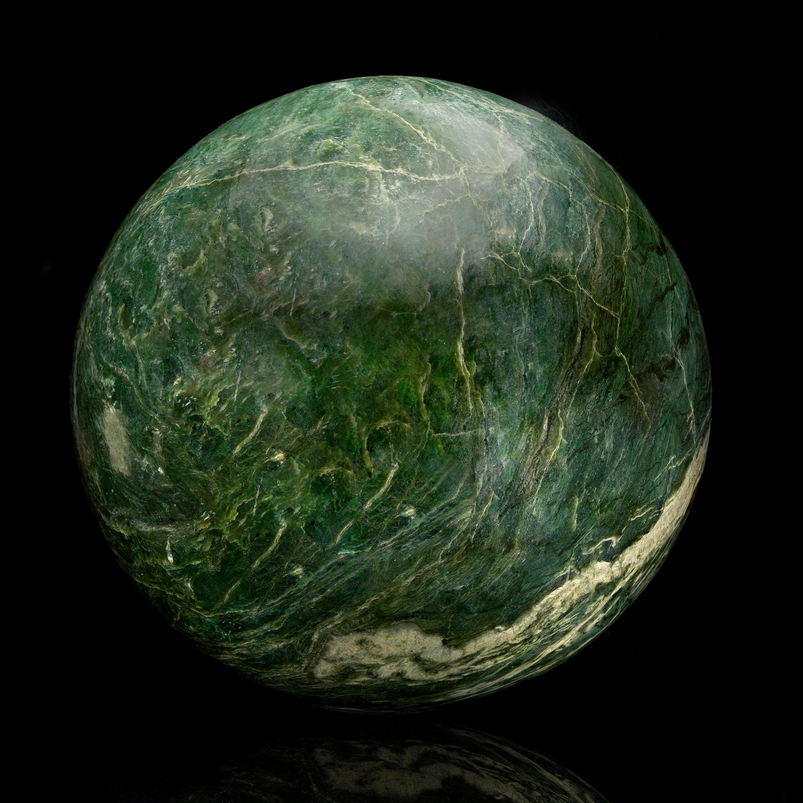 Cette impressionnante sphère de jade poli d'Afghanistan témoigne de la beauté et du savoir-faire de la nature. Mesurant un diamètre substantiel de 16 pouces et pesant en moyenne 65 livres, cette sphère présente des teintes vertes profondes avec des