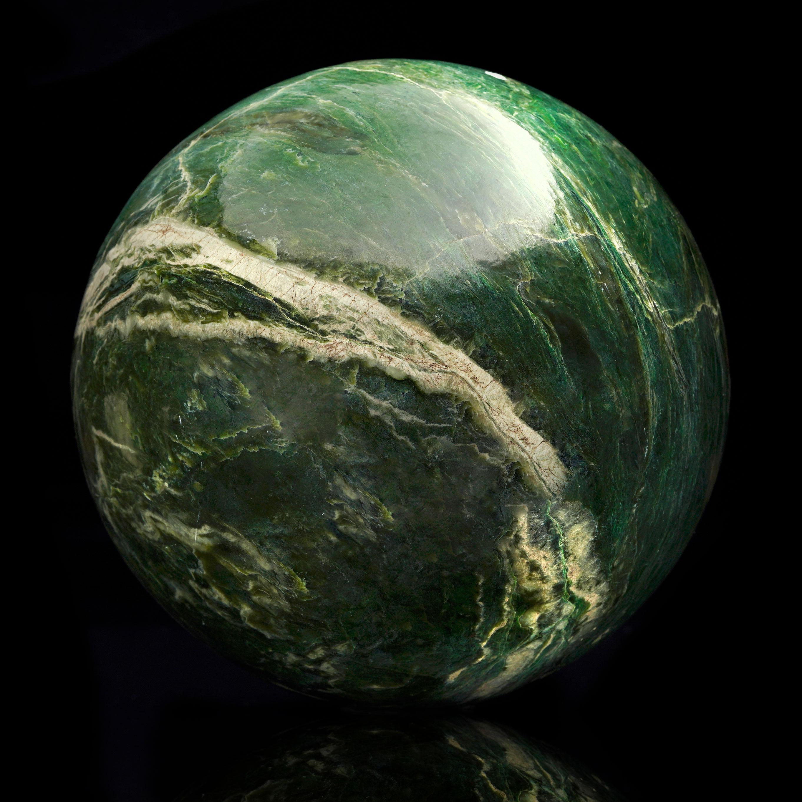 Sphère de jade polie à la main - 65 Lb. Neuf - En vente à New York, NY
