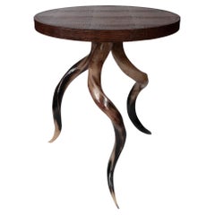 Table en corne de koudou polie avec plateau en cuir brun gaufré