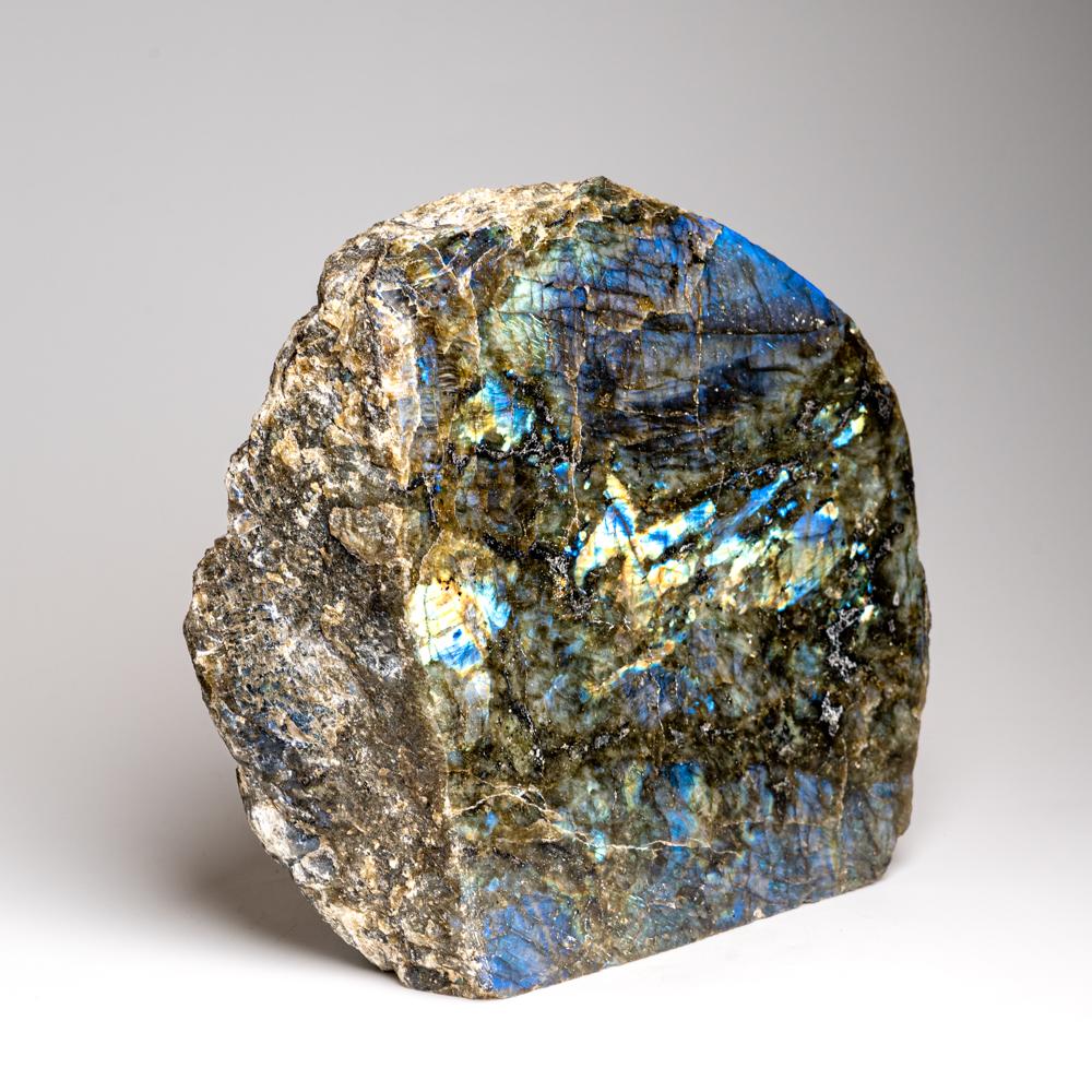 XXI secolo e contemporaneo Labradorite lucida a forma libera del Madagascar (8.5 lbs) in vendita