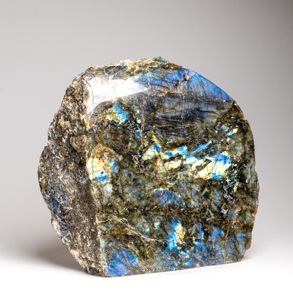 Labradorite lucida a forma libera del Madagascar (8.5 lbs) in vendita 1