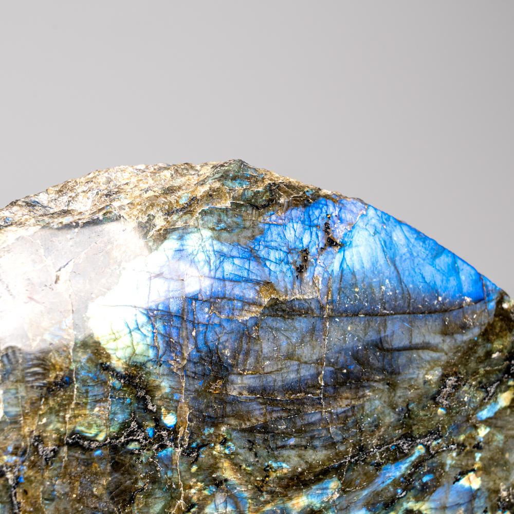 Labradorite lucida a forma libera del Madagascar (8.5 lbs) in vendita 2