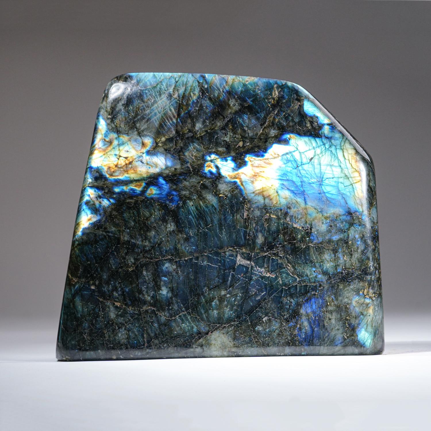 Labradorite lucidata a mano a forma libera con un bellissimo gioco di colori iridescenti di blu, giallo e rosso, causato dalle fratture interne del minerale che riflettono la luce avanti e indietro, disperdendola in diversi colori.

Altamente