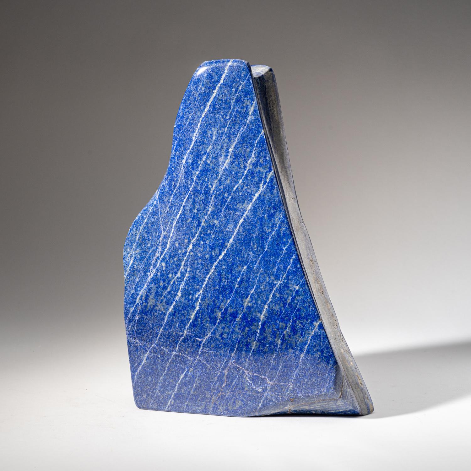 Schöne handpolierte freie Form aus natürlichem afghanischem Lapislazuli in AAA-Qualität.  Dieses Exemplar hat eine satte, elektrisch-königsblaue Farbe, die mit funkelnden Pyrit-Mikrokristallen angereichert ist.

Lapis Lazuli ist ein kraftvoller