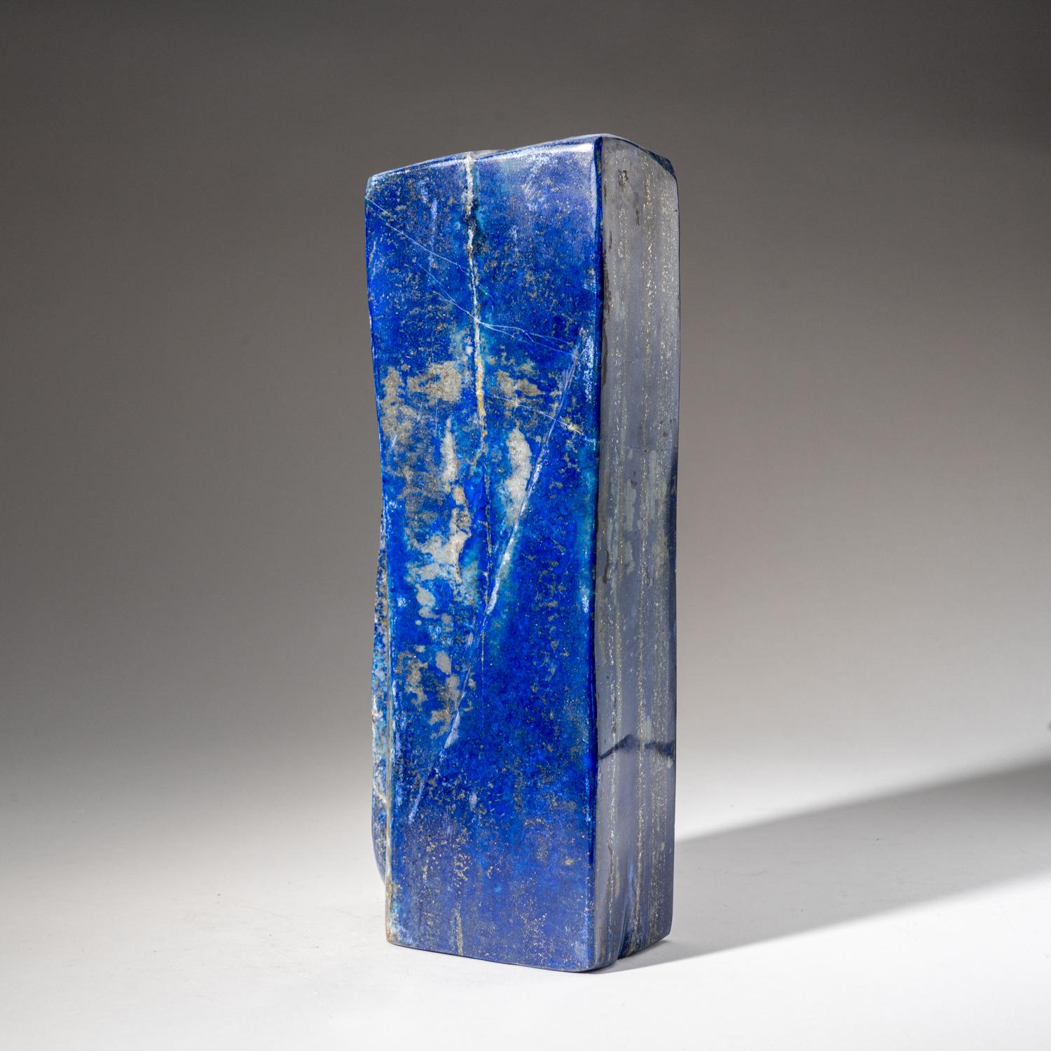 Schöne handpolierte freie Form aus natürlichem afghanischem Lapislazuli in AAA-Qualität.  Dieses Exemplar hat eine satte, elektrisch-königsblaue Farbe, die mit funkelnden Pyrit-Mikrokristallen angereichert ist.

Lapis Lazuli ist ein kraftvoller