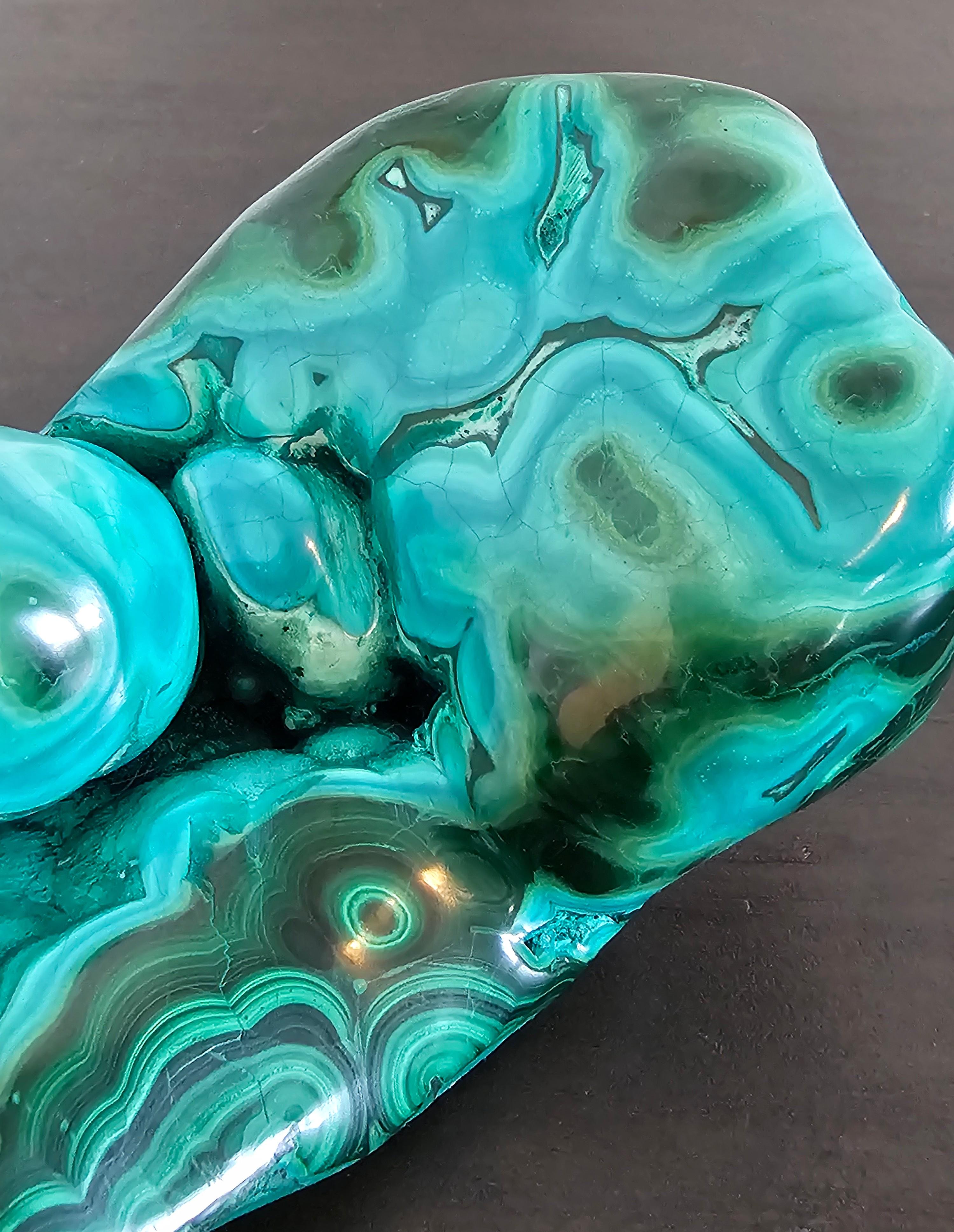 Spécimen naturel de forme libre de malachite polie Chrysocolla en vente 2