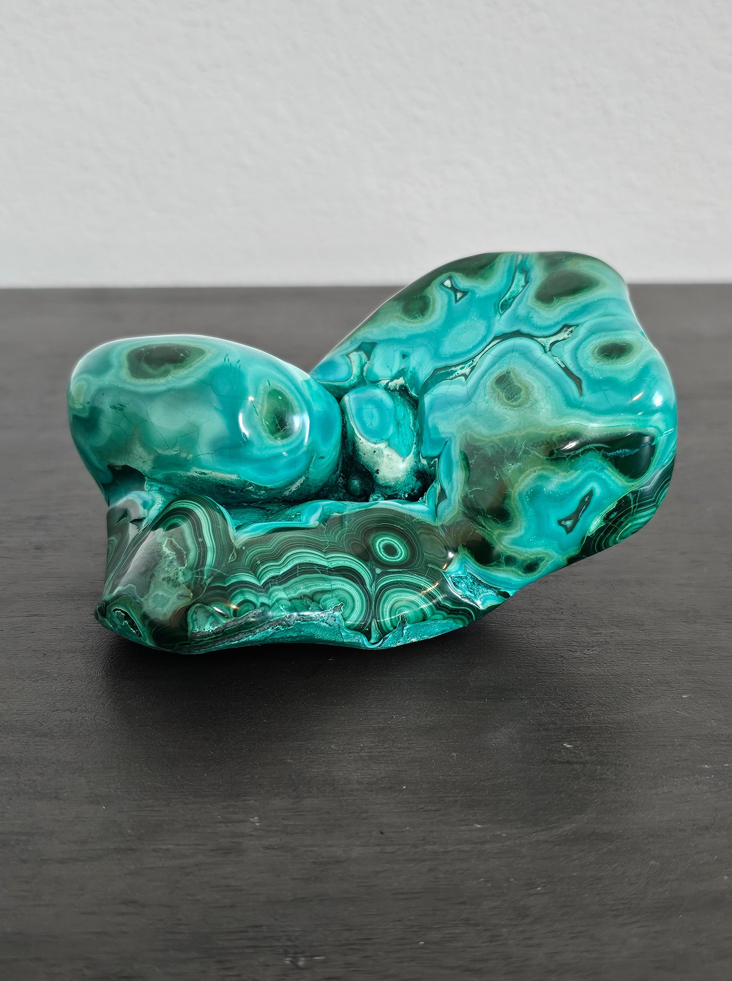 Un spécimen naturel authentique de malachite et de chrysocolle polies et extraites de mines congolaises, visuellement saisissant (décoration, sculpture ou presse-papiers de style Brutalist du milieu du siècle dernier).

La surface ondulée de cet