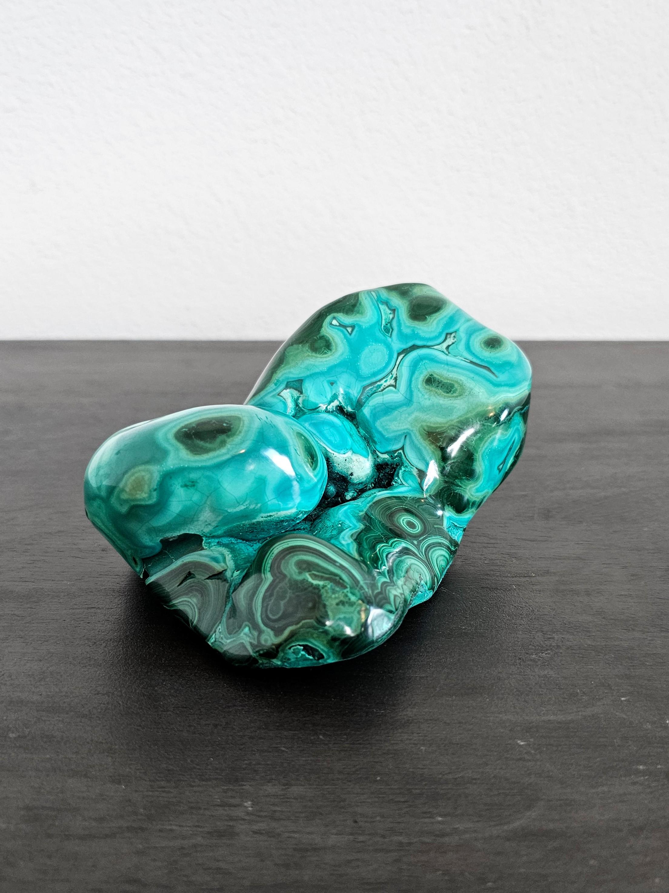 Mid-Century Modern Spécimen naturel de forme libre de malachite polie Chrysocolla en vente