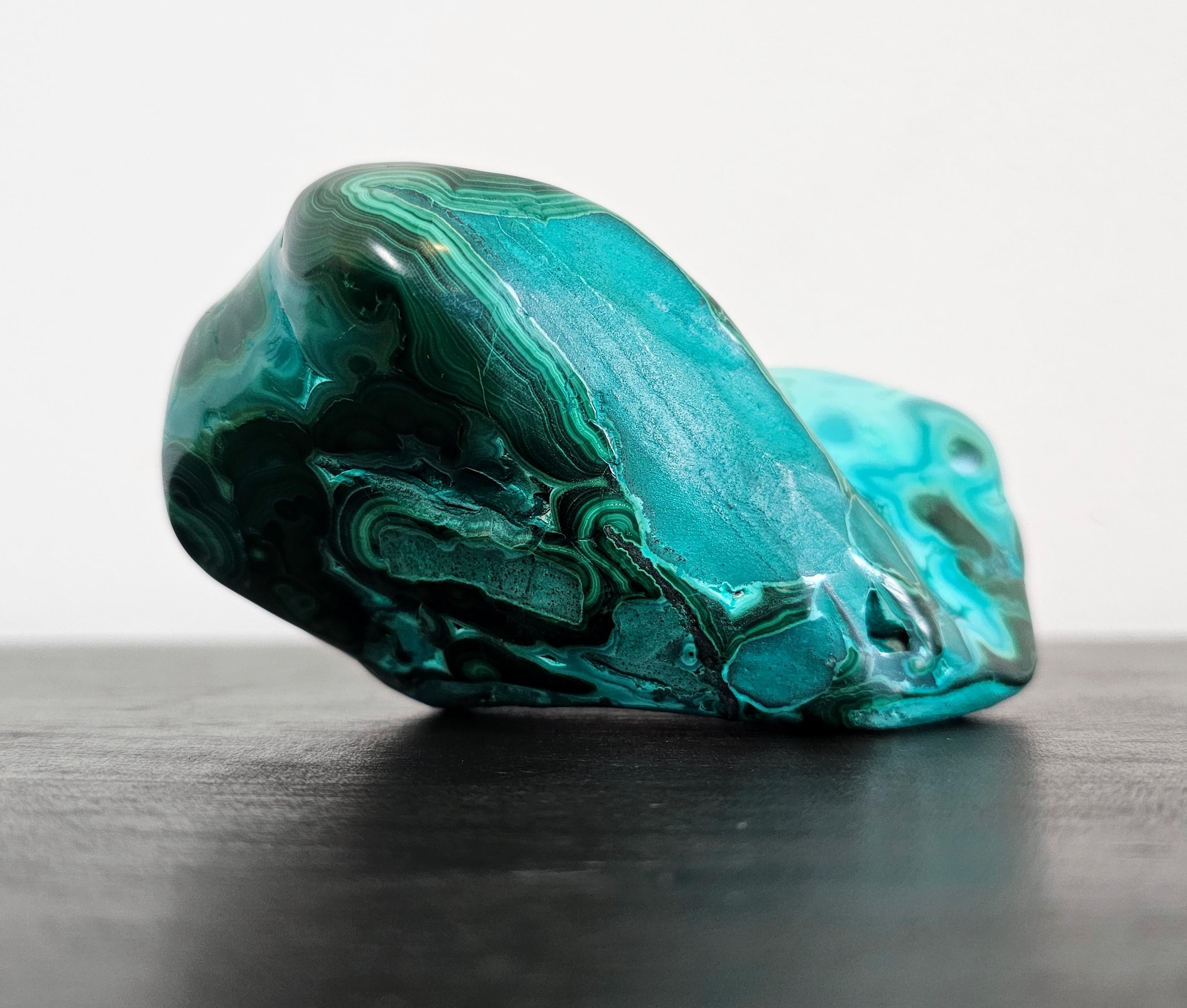 20ième siècle Spécimen naturel de forme libre de malachite polie Chrysocolla en vente