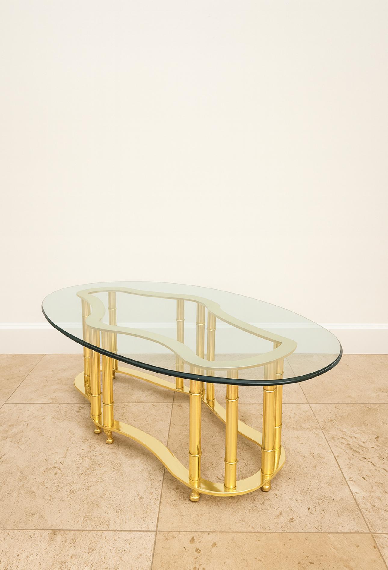 Mid-Century moderno Tavolino da caffè Racetrack in ottone lucido Mastercraft con piano in vetro originale, anni '70 in vendita