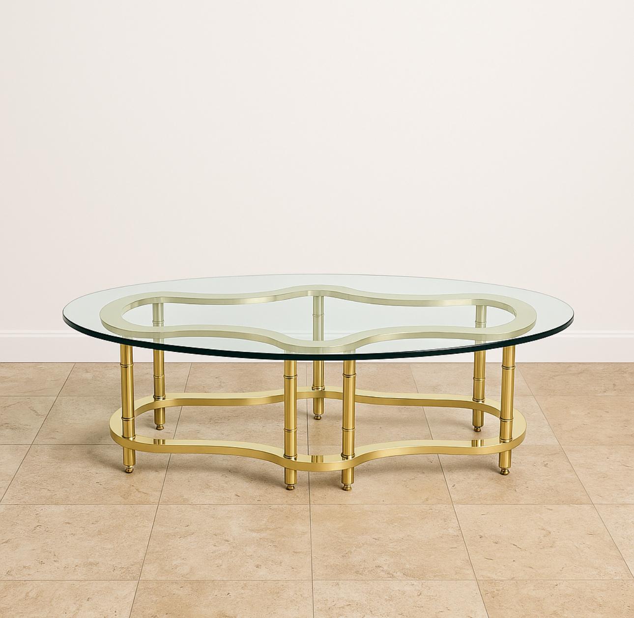 Americano Tavolino da caffè Racetrack in ottone lucido Mastercraft con piano in vetro originale, anni '70 in vendita