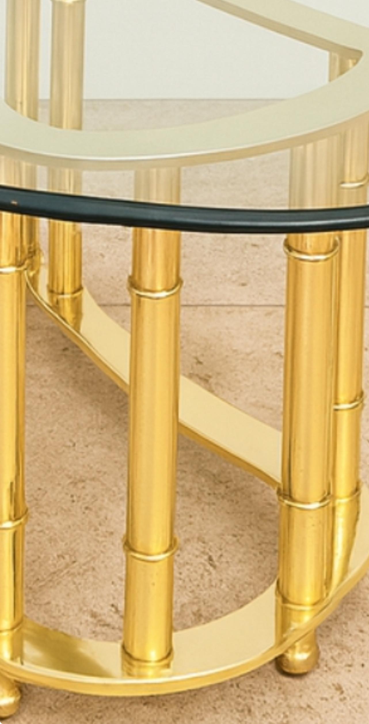 Fine XX secolo Tavolino da caffè Racetrack in ottone lucido Mastercraft con piano in vetro originale, anni '70 in vendita