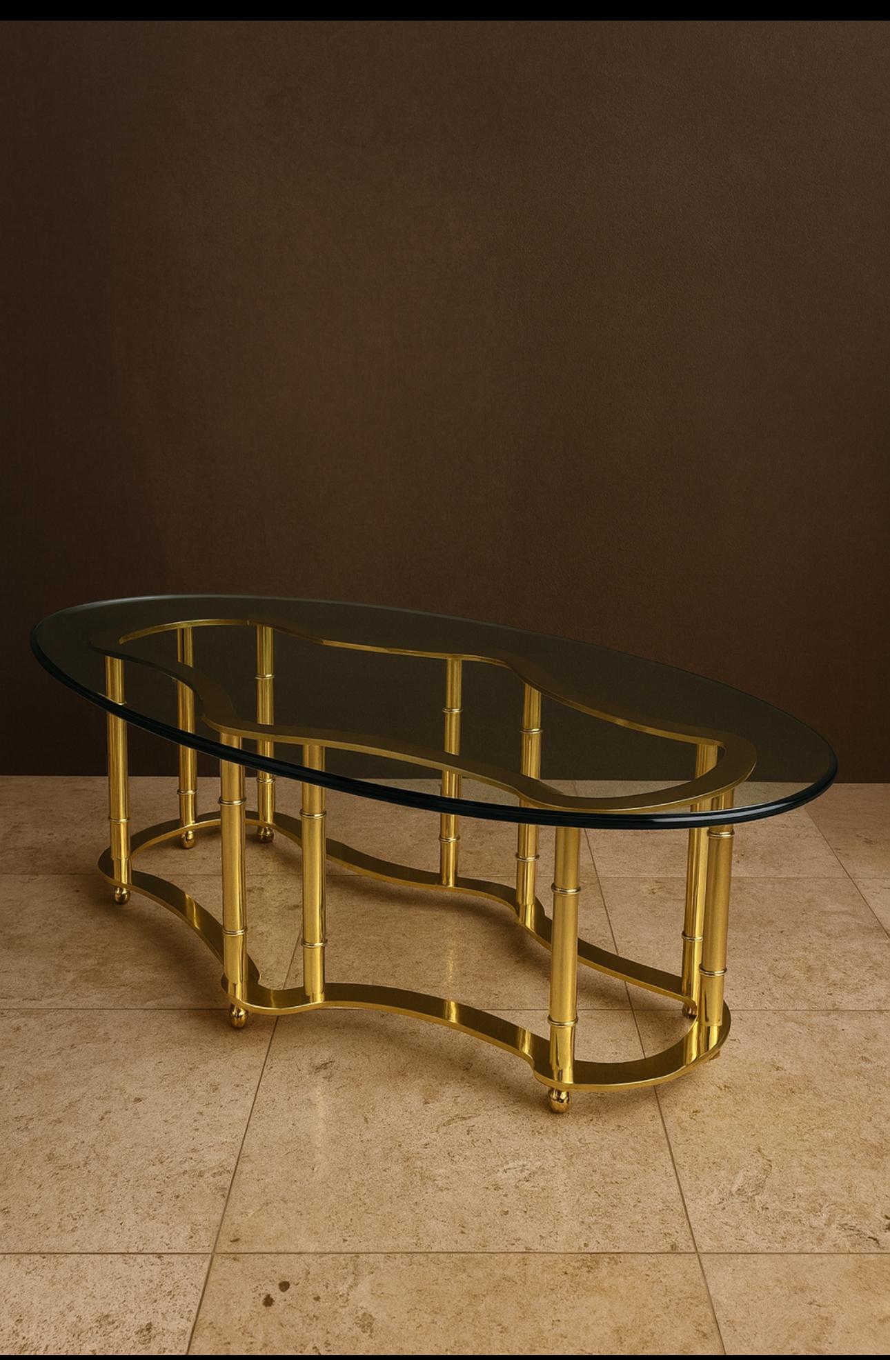 Ottone Tavolino da caffè Racetrack in ottone lucido Mastercraft con piano in vetro originale, anni '70 in vendita