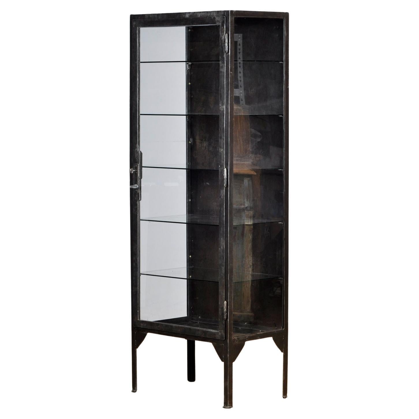 Armoire médicale polie, années 1930 en vente