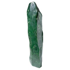 Jade en néphrite poli de forme libre provenant du Pakistan « 1,44 kg »