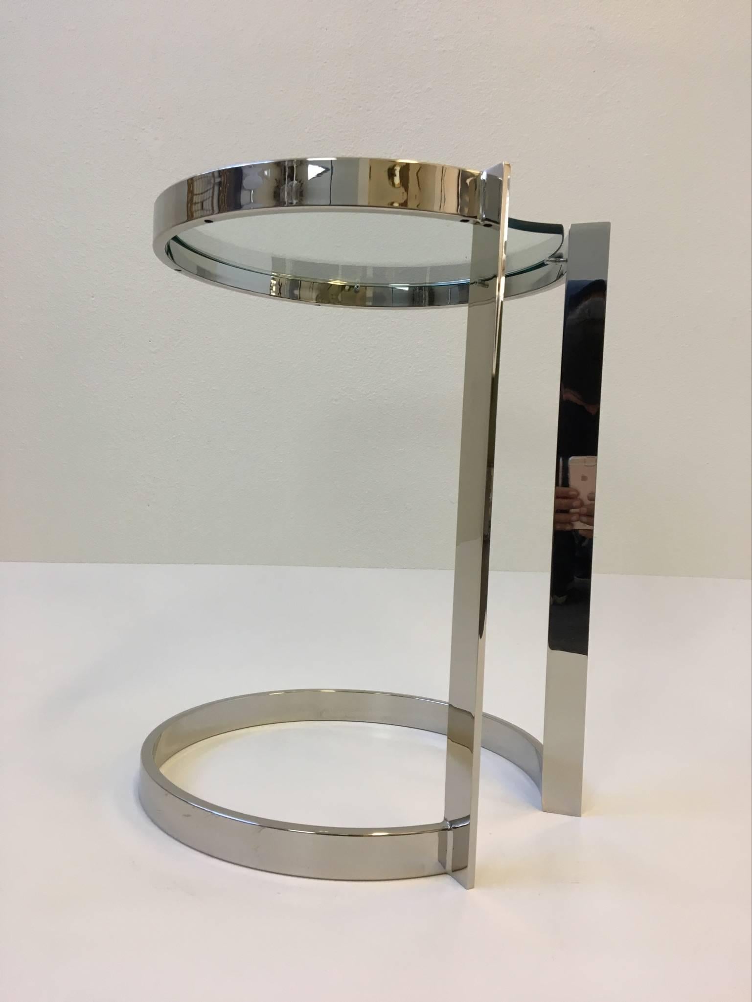 Beistelltisch aus poliertem Nickel und Glas im Stil von Milo Baughman im Zustand „Gut“ im Angebot in Palm Springs, CA