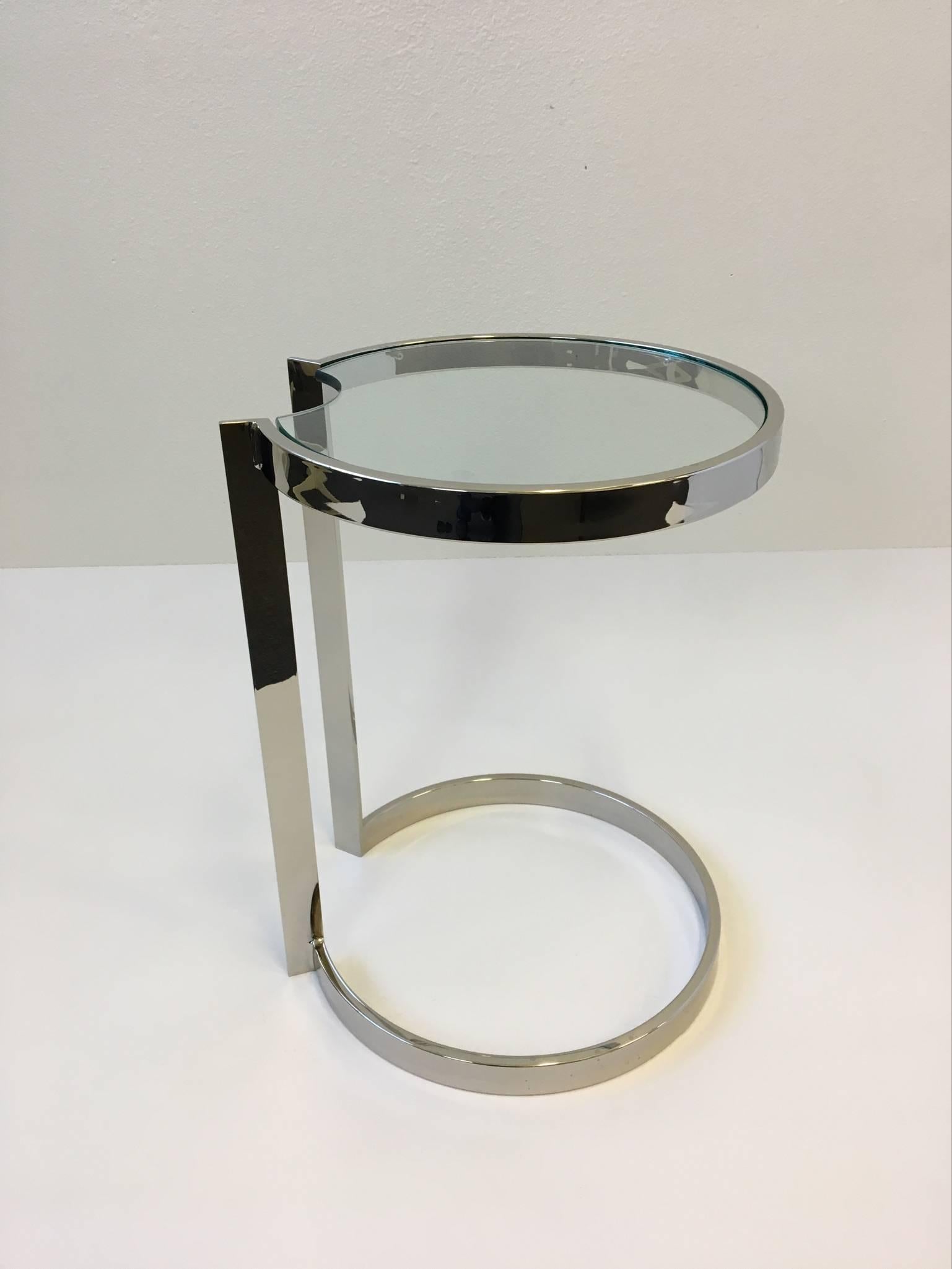 Beistelltisch aus poliertem Nickel und Glas im Stil von Milo Baughman (Ende des 20. Jahrhunderts) im Angebot