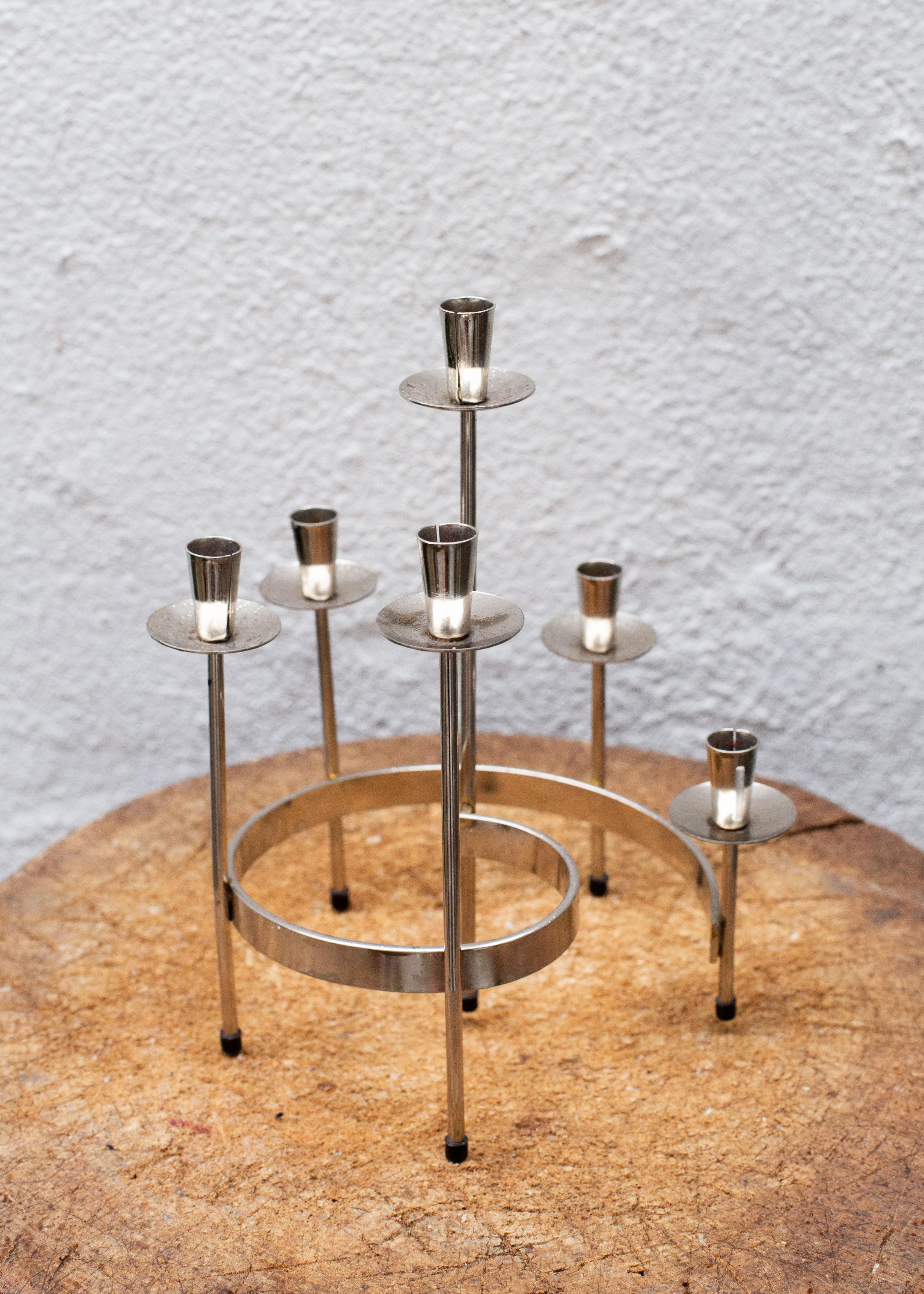 Candelabro a spirale in nichel di Gunnar Ander per YSTAD, Svezia, 1950 ca.

Candelabro in nichel a forma di spirale, con sei portacandele, disegnato da Gunnar Ander per lo studio svedese Ystad-Metall.

-

Materiali: Nichel
Dimensioni: H. H. 10