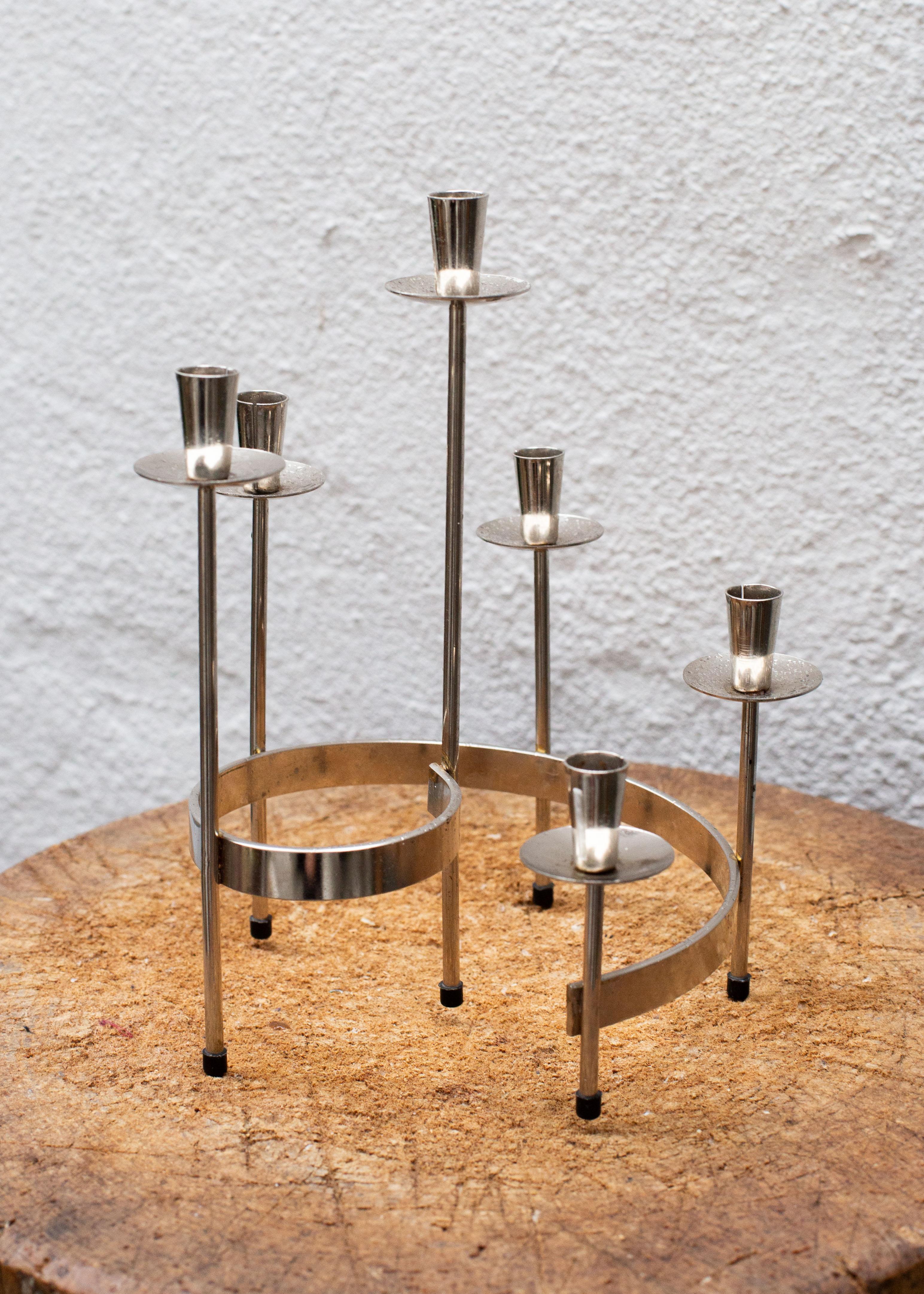 Candelabro in nichel lucido di Gunnar Ander per Ystad-Metall, Svezia, 1950 ca. In condizioni buone in vendita a New York, NY